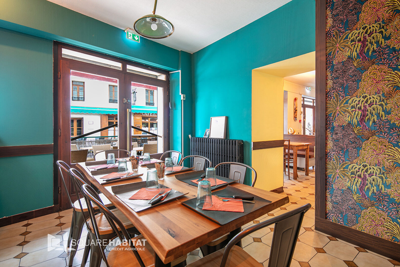 Au coeur du centre historique de Mens nous vous proposons ce pas de porte concernant ce restaurant bar, idéalement placé dans une rue commerçante, bénéficiant à la fois d'une clientèle locale fidélisée et  d'une clientèle touristique importante permettant d'enregistrer un bon chiffre d'affaire annuel. Possédant une belle terrasse sur le devant, une grande pièce à l'étage pouvant augmenter considérablement le nombre de couverts vous pourrez aussi profiter d'un appartement vous permettant de loger sur place, location des murs et appartement 2200€/mois. Nous pouvons aussi vous proposer le rachat des murs selon divers formules qui conviendrait à vos possibilités d'achat ( vente à terme envisageable).