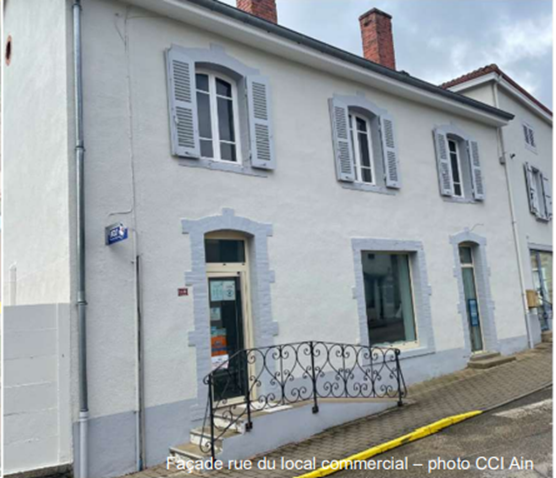 Description : La Commune de Cormoz souhaite réimplanter son épicerie multiservices et orienter l’activité de ce commerce vers des besoins d’alimentation générale de base mais aussi développer des services de proximités tels que la livraison à domicile, le relais colis, relais Poste, gaz, point vert etc…
 Ce local présente un espace de commercialisation de 40m2, d’une arrière-boutique, d’un bureau, d’une pièce pouvant accueillir des moyens froids et autres dépendances. La surface totale de l’ensemble est de 96.65 m2.
Dans le cadre de la réimplantation, le futur exploitant sera libre d’aménager l’espace commercial selon les besoins.
Située au cœur du village, proche de la boulangerie et de l’école primaire présente une localisation parfaite et un atout majeur pour son exploitation.
Bâtiment communal au loyer modéré et possibilité d’accompagnement de la Commune.
Etude de faisabilité économique réalisé par la Chambre du Commerce et de l’Industrie de l’Ain disponible.
Pour tous renseignements contacter la Mairie de Cormoz par mail : mairie@cormoz.fr