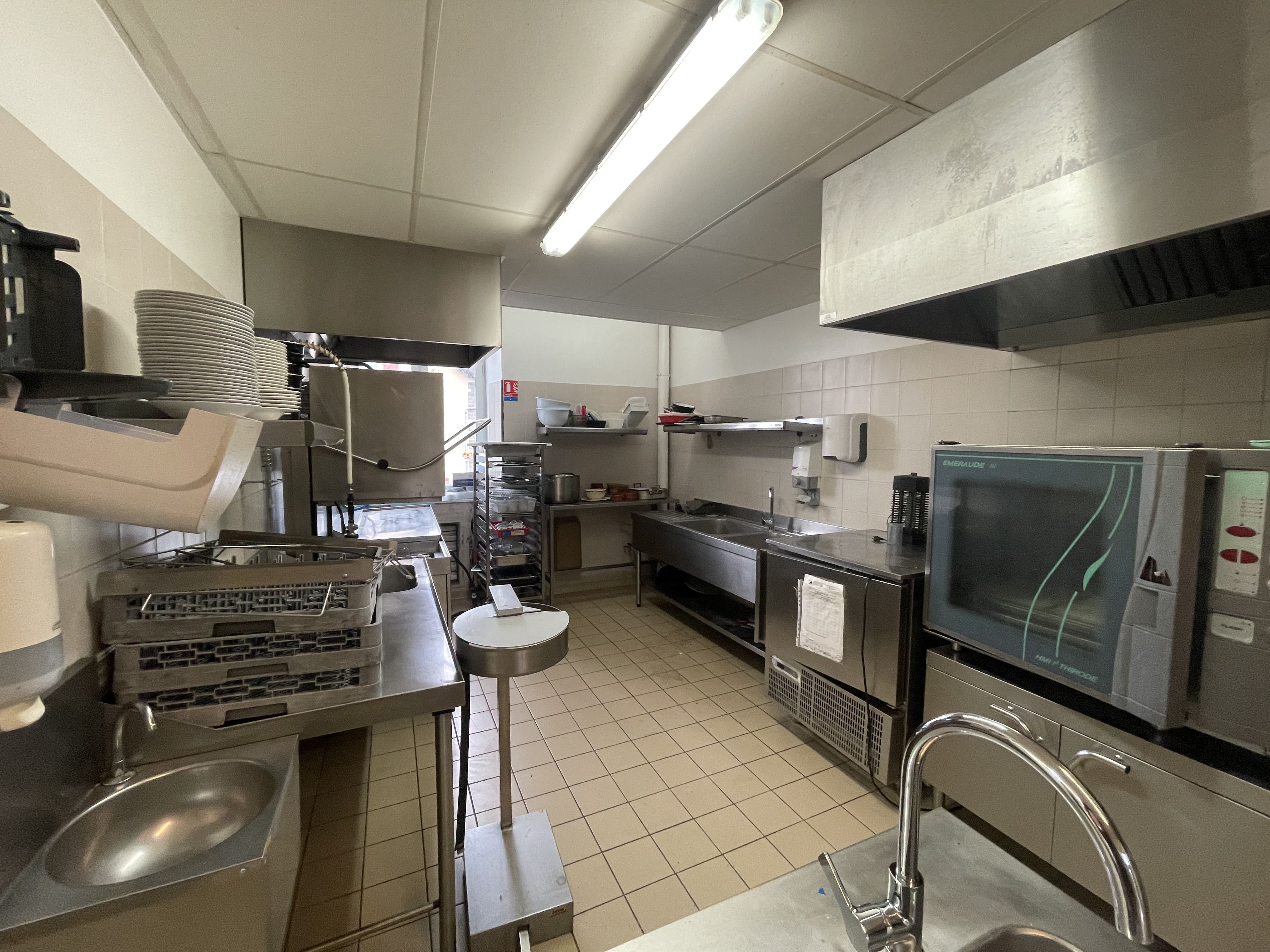 Vous êtes à la recherche d'un bien pour y vivre et développer votre activité professionnelle en chambre d'hôtes, restaurant, salle conférence et bien mieux encore ? Ce Bâtiment est parfait pour vous ! Ce bâtiment de caractère du 19ème siècle, ancienne école, est situé sur la commune de Perpezat au cœur du parc naturel régional des Volcans d’Auvergne à 40 km de Clermont Ferrand, à 10 min de A89 et à 5 km de Rochefort-Montagne et de ses nombreux services et commerces : collège et lycée, supermarché avec station de carburants, boulangerie ... Si vous souhaitez ouvrir un bar/restaurant, une licence IV peut-être mise à disposition par la commune et tous les équipements de cuisine et de la salle de restaurant (matériel de cuisine, couverts, tables et chaises etc) sont compris dans le prix de vente. Ce bâtiment se constitue de :  - Au sous sol : un local de 28 m2 avec accès extérieur, une arrière salle de 23 m2 donnant accès au WC, à la cave et à l'escalier montant au rez de chaussée. Idéal local commercial - Au rez de chaussée : deux salles restaurant d'une capacité de 80 couverts avec bar et terrasse, une cuisine professionnelle avec chambre froide et WC.  - A l'étage : une partie appartement de type F4 avec 2 chambres, un bureau, un WC séparé, une salle d'eau, une cuisine et un salon. Au même niveau, Nous avons également un grand plateau de 77 m2 non aménagé pouvant devenir, salle de conférence ou être transformé en chambres d'hotes.  Au grenier : 145 m2 aménageable pouvant offrir plusieurs possibilités.  A l'extérieur, nous allons retrouver environ 850 m2 de terrain pouvant être agrandi avec environ 2 000 m2 supplémentaires suivant votre projet.  Ce bâtiment en pierre possède une charpente en bois et une couverture en ardoise en trés bon état. Le chauffage du bâtiment est un chauffage au gaz et le RDC dispose également d’un chauffage au bois dans la salle de restaurant. La chaudière et le bâtiment a fait l’objet d’un entretien régulier. Le bâtiment est intégralement aux normes d’accessibilité et est raccordé au tout à l'égout.   Pour plus de photos, n'hésitez pas à aller sur notre site : agencehautedordogne.fr Vous souhaitez en savoir plus ou organiser une visite, n'hésitez pas à contacter Cohade Valentin, par téléphone, au 06.88.45.11.54, ou, par mail, à valentin.cohade@agencehautedordogne.fr.
