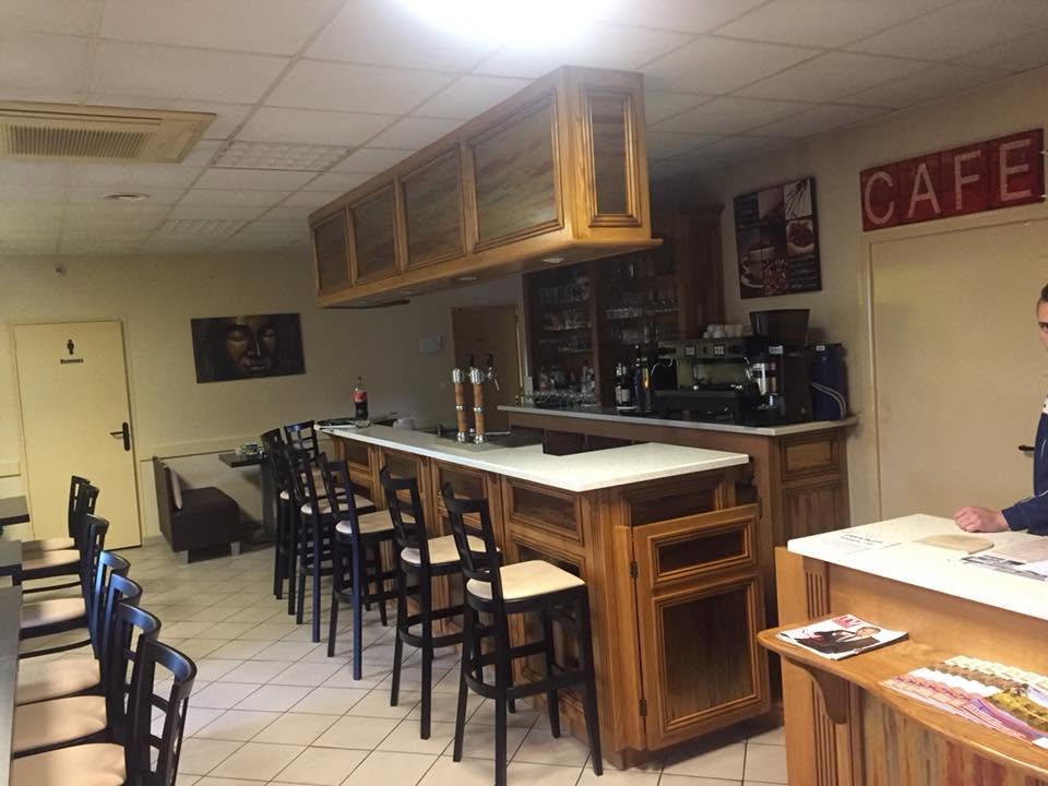 RECHERCHE EXPLOITANT BAR - RESTAURANT - TRAITEUR
LE RELAIS DE LA MARCONNE – DISSÉ-SOUS-LE-LUDE (72)

La Commune Nouvelle du Lude recherche un professionnel de la restauration pour reprendre l'exploitation du Relais de la Marconne, établissement communal situé au cœur du village de Dissé-sous-le-Lude, en Sarthe.

ÉTABLISSEMENT

Bar – Restaurant – Traiteur bénéficiant d'une Licence IV, avec activité de restauration sur place et services complémentaires déjà en place :

Bar
Restaurant
Traiteur
Plats à emporter
Dépôt de pain
Terrasse extérieure

Possibilité de développer des activités complémentaires selon le projet du candidat :

Épicerie de proximité
Point presse
Dépôt de colis
Services de proximité
CHIFFRES CLÉS
Chiffre d'affaires moyen : 110 000 €
Prix du fonds de commerce : 45 000 € (à titre indicatif)
Loyer commercial : 330 € / mois
Redevance Licence IV : 15 € / mois
Logement attenant disponible : 500 € / mois
UN VÉRITABLE LIEU DE VIE

Le Relais de la Marconne constitue un commerce essentiel pour la commune et bénéficie d'un environnement favorable :

École communale active
Association de parents d'élèves dynamique
Une dizaine d'associations locales
Salle des fêtes à proximité immédiate
Nombreux repas associatifs et événements tout au long de l'année
Randonnées, pêche, animations communales
Commune labellisée « Villes et Villages Fleuris »

L'établissement dispose d'un fort potentiel de développement grâce aux activités de restauration traditionnelle, de traiteur et à la réalisation de repas pour les associations, manifestations locales et événements communaux.

PROFIL RECHERCHÉ

Professionnel de la restauration ou couple d'exploitants disposant d'au moins 2 ans d'expérience.

Le candidat devra être en mesure :

D'assurer une ouverture régulière de l'établissement, notamment les week-ends ;
De développer l'activité de restauration et de traiteur ;
De préparer ponctuellement plusieurs centaines de repas lors des manifestations locales ;
De participer activement à la vie de la commune et au tissu associatif.
UNE OPPORTUNITÉ POUR ENTREPRENDRE AUTREMENT

Vous recherchez un projet professionnel alliant qualité de vie, proximité avec la clientèle et implication dans la vie locale ?

Le Relais de la Marconne vous offre l'opportunité de reprendre un établissement reconnu, avec logement sur place, au sein d'une commune rurale dynamique et accueillante.

CONTACT

Mairie du Lude
Place François de Nicolaÿ
72800 LE LUDE

Mairie déléguée de Dissé-sous-le-Lude
15 rue Klébert Vaudron
72800 LE LUDE

Candidature (CV + présentation du projet) :

sonia.pottier@ville-lelude.fr
christophe.maudet@ville-lelude.fr