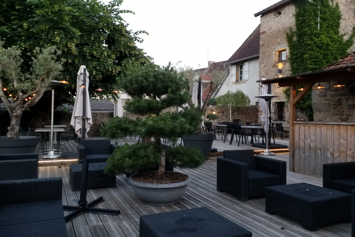 établissement avec emplacement excellent, passage important .
bon chiffre affaire, clientèle fidélisée .
aucun travaux a prévoir , mobilier neuf, terrasses