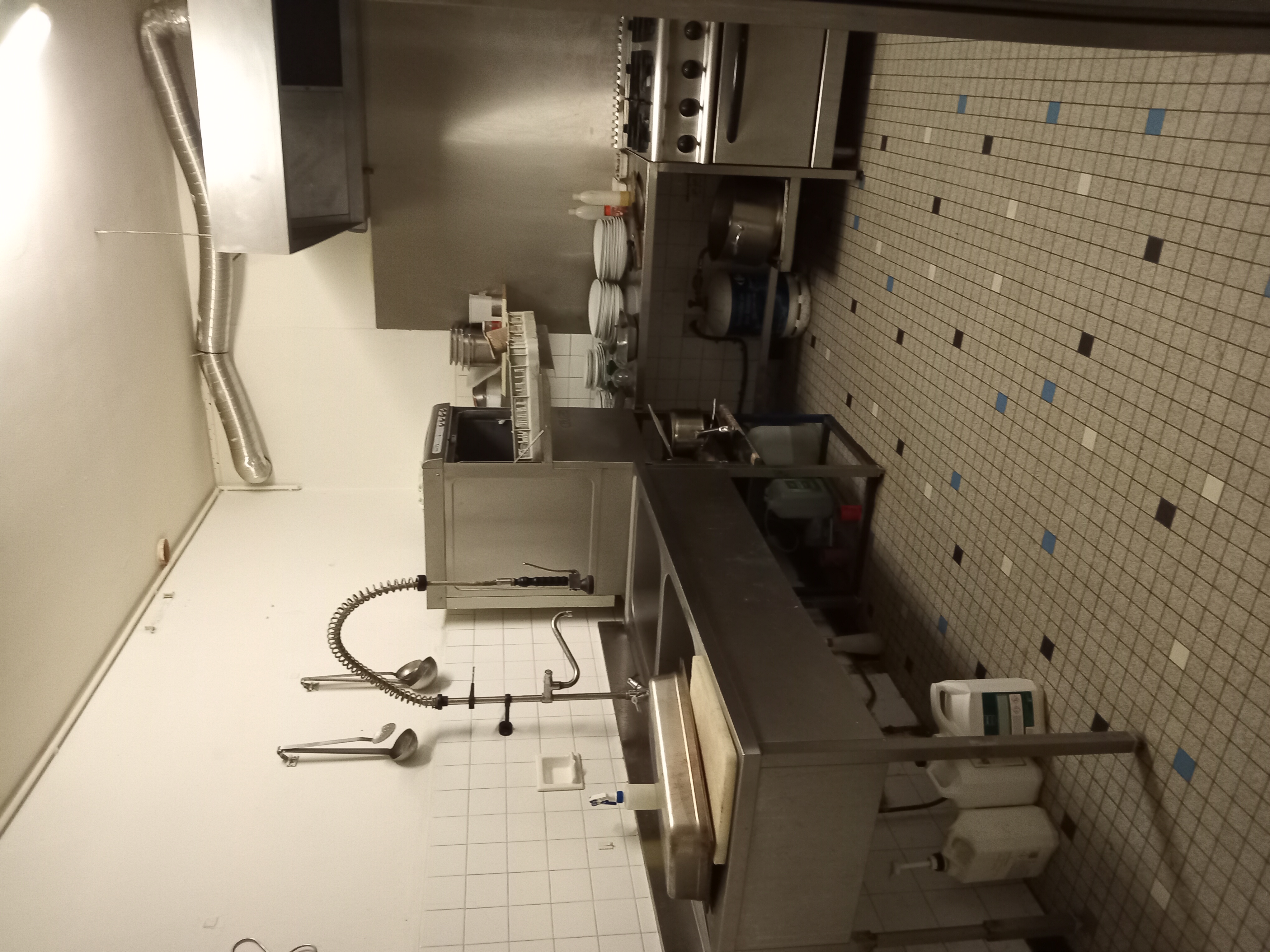 Urgent vend le fond avec les murs pour raison familiale. Surface 252 mètre  carré,  un étage avec WC salle de bain et5 pièces. Possibilité de faire un appartement. 
Rez de chaussée,  bar pmu pizzeria cuisine et salle restaurant