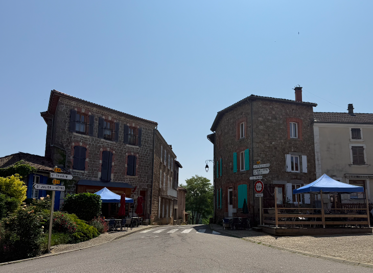 PRIX NÉGOCIABLE

Fonds Bar / Tabac / Petite restauration + 3 chambres d’hôtel
>> Avec logement de fonction neuf <<
Village dynamique dans les Monts du Forez (Loire)
Idéal couple – Projet de vie en ruralité – Établissement clé en main

Vous rêvez de reprendre un commerce vivant, au cœur d’un village chaleureux, avec un logement moderne déjà inclus dans le bail ? Cette affaire est faite pour vous.
Situé à La Côte-St-Didier, village rural de 520 habitants à 700 m d’altitude (fusion La Côte-en-Couzan / St-Didier-sur-Rochefort en 2025), ce bistrot de village proposant les activités de café, bar, tabac, petite restauration, hôtel de 3 chambres et des événements, est un véritable lieu de vie essentiel apprécié des habitants, des randonneurs et des professionnels de passage.

⭐ LES ATOUTS DU FONDS
* Licence IV + débit de tabac 
* Bâtiment entièrement refait en 2017
* Cuisine professionnelle équipée, prête à l’emploi
* 3 chambres d’hôtel avec salle de bain privative
* Salle chaleureuse 23 couverts + 2 terrasses extérieures
* Pas de travaux à prévoir
* Seul commerce de ce type dans le secteur
* Localisation idéale : en plein centre du village, sur la place

⭐ UN VILLAGE DYNAMIQUE AVEC TOUS LES SERVICES
La Côte-St-Didier regroupe :
* une école 
* un bureau de poste
* un EHPAD
* une communauté thérapeutique
* une boulangerie, un coiffeur, ..
* une MAM ouvrant en 2026 → Une clientèle diverse, présente toute l’année.
* De nombreux axes de développement possibles 
Le commerce joue un rôle social majeur : lieu de rencontre, animations, passage quotidien des habitants, relais des associations…

⭐ LOGEMENT DE FONCTION INCLUS DANS LE LOYER
Au 2e étage du bâtiment, un appartement lumineux et confortable :
* 2 chambres
* Grande pièce de vie avec charpente apparente
* Cuisine ouverte 
* Dressing + nombreux rangements
* Salle de bain + WC séparés
* Logement traversant avec vue sur la place et les monts du Forez

📌 Loyer total (commerce + logement) : 830 € TTC Bail 3-6-9 détenu par la commune.

⭐ IDÉAL POUR
* Un couple souhaitant s’installer dans un cadre de vie apaisant
* Une reconversion professionnelle
* Un(e) professionnel(le) CHR cherchant une affaire stable et polyvalente
* Toute personne voulant un commerce essentiel au cœur d’un territoire actif
Accompagnement à la transmission possible.

📞 Prix : nous consulter
Dossier complet + photos sur demande. Visites possibles sur rendez-vous.