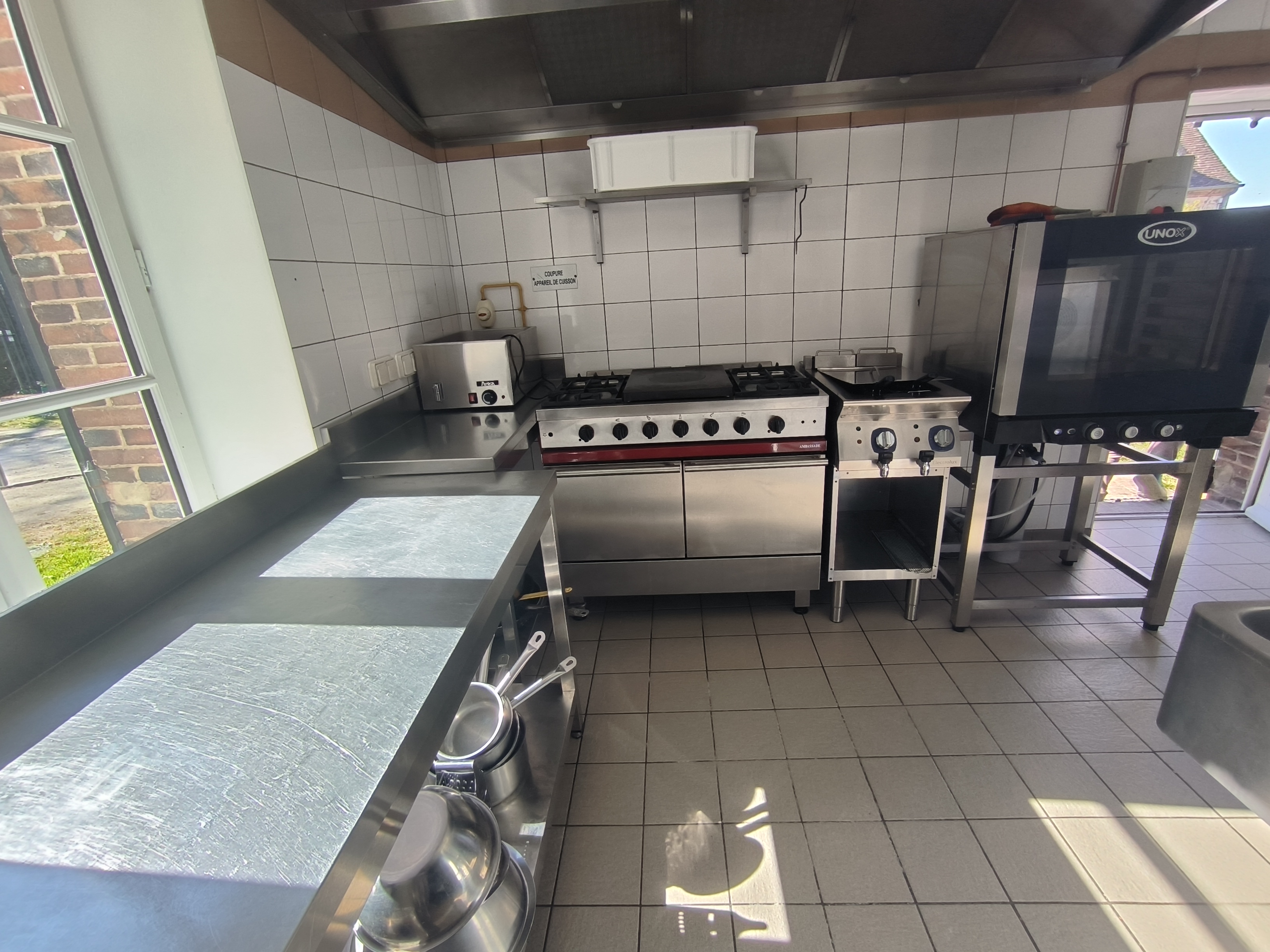 Appel à repreneur​ - Ouverture d'un café restaurant multiservice - commune de Boissy-Les-Perche, Eure-et-Loir (28)

La commune :
Située dans le département d’Eure-et-Loir, à la frontière de la Normandie, la commune de Boissy-les-Perche bénéficie d’un cadre rural paisible et d’un environnement naturel préservé. Elle compte environ 600 habitants et attire également une population de résidents secondaires et de visiteurs en quête de tranquillité. La commune dispose des services essentiels et est bien ancrée dans un tissu local actif. Elle est entourée de villages dynamiques et se trouve à proximité de centres plus importants comme Verneuil d’Avre et d’Iton (15 min) ou Dreux (30 min). Le commerce à reprendre est idéalement situé au cœur du bourg. Il combine les activités de bar, restaurant et multiservices (épicerie de dépannage, relais poste, point presse, etc.), avec un fort potentiel de développement. C’est un lieu de vie et de convivialité très apprécié des habitants et indispensable au dynamisme local. La municipalité est mobilisée pour soutenir ce projet de reprise et accompagner le repreneur dans son installation. Plusieurs dispositifs d’aides et de conseils peuvent être envisagés selon le profil du porteur de projet.

Activités déployées : bar, restauration, chambre d’hôte (3) petite épicerie, dépôt de pain, animations.

Le local :
● En bon état​
● Tout équipé​
● Superficie : 135m² + terrasse​
● Stationnement à proximité​

Contrat proposé : rachat équipement et matériel + location - bail commercial 3-6-9 (local, matériel, Licence IV).

Aspects financiers :
● Apport financier pour équipement local, stocks et trésorerie à prévoir​
● Ensemble gros équipements cuisine + petits matériels ​
● 18 660 € HT​
● Loyer TTC : 500€

Profil de gérant recherché :
● Vous possédez des vraies qualités de commerçant et une vive volonté d’entreprendre. ​
● Vous souhaitez vous engager en faveur de la ruralité et en comprenez les enjeux. ​
● Vous justifiez d’une expérience significative dans le secteur de la restauration et du commerce et maitrisez les techniques culinaires essentielles, ainsi que les normes d’hygiène et de sécurité.​
● Vous avez des bases solides en gestion et faites preuve de rigueur et d’organisation.
