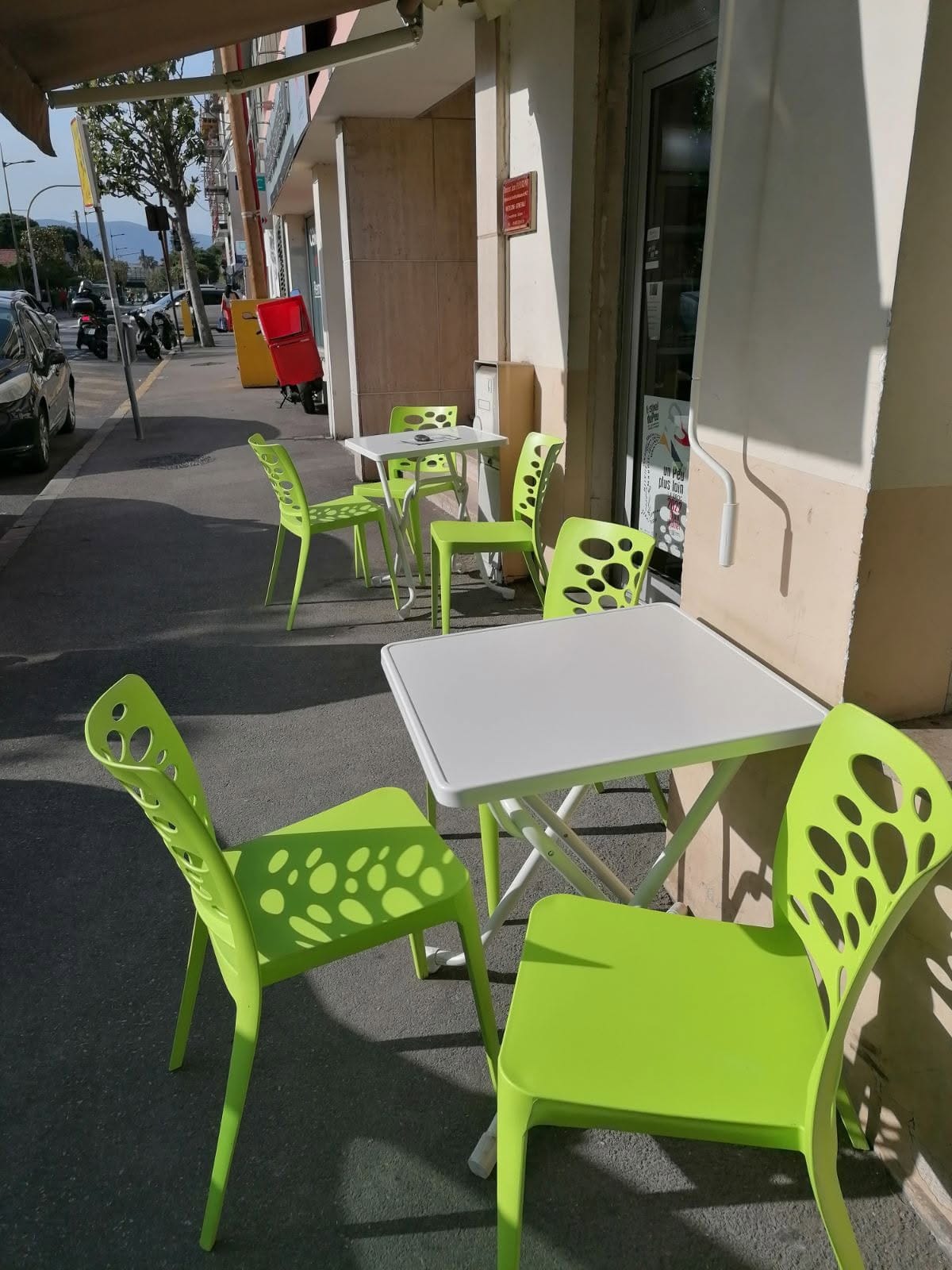 À VENDRE 195 000 euros Fonds de commerce PIZZERIA / TAPAS / BURGER
Saint-Laurent-du-Var  Centre-ville, emplacement stratégique
Affaire saine et rentable !
En activité depuis plus de 7 ans, cette pizzeria  également spécialisée en tapas et burgers  bénéficie d’une clientèle fidèle et d’un emplacement de premier choix, en face des écoles et au cur de la ville.
Les atouts :
 Chiffre d’affaires annuel : 200 000 euros
 Activité 7j/7 : sur place et à emporter
 Terrasse extérieure 12 couverts (redevance mairie 200 euros/an) + salle intérieure (12 couverts)
 Bail tous commerces : grande liberté d’exploitation
 Loyer mensuel : 1 100 euros HT
 Charges : 200 euros / mois