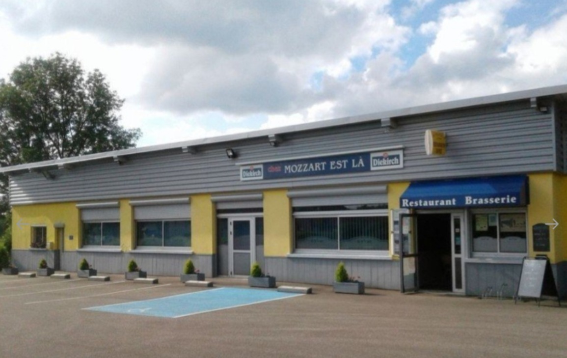 Vends Fond de commerce et murs de notre restaurant que nous exploitons depuis 19 ans pour cause de retraite.(en activité jusqu'à la vente) Situé sur la commune de Varennes en Argonne, sur une parcelle de 2433 m2 disposant d'un immense parking avec marquage au sol et d'une terrasse d'environ 150 mètres carrés équipés de stores. Le restaurant à une capacité d’environ 60 couverts et d'une salle séminaire d’environ 20 personnes, La cuisine est très bien conçue et bien équipée, une belle réserve, des sanitaires impeccable au normes handicapées. A cela s'ajoute un garage de 29 mètres et un logement de 40 mètres. L'établissement est équipé de volets roulants électriques, d'un bac dėgraisseur, d'une alarme, d'un chauffage central au gaz de ville ( chaudière neuf). Varennes en Argonne est situé au cœur des sites memoriaux qui apporte en plus de la clientèle locale beaucoup de tourismes. Si vous êtes vraiment intéressé n'hésitez pas à nous joindre pour plus de renseignements et pour planifier une visite