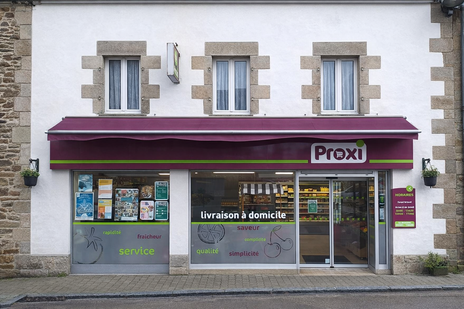 En plein centre d'une petite ville dynamique du Nord-Finistère, cette supérette indépendante, actuellement sous enseigne nationale, représente une belle opportunité de reprise. Située face à un grand parking gratuit, à proximité de services publics (mairie, agence postale, etc.) et de nombreux commerces (boulangerie-pâtisserie, pharmacie, magasin d'optique, bar-tabac, boucherie-charcuterie, restaurants, etc.), cette supérette profite d'une clientèle fidèle et d'un emplacement privilégié sur un axe routier passant.

Le local commercial, entièrement aménagé et accessible aux PMR, comporte :
- Une surface de vente de 75m², avec portes automatiques, l'ensemble étant sécurisé avec un système d'alarme ;
- Une réserve (avec sanitaires et point d'eau), répartie entre surface de stockage et bureau, adaptable selon le projet : 51m² dans le cadre d’une acquisition globale (local + logement à l'étage), ou un peu plus 20m² en cas de location du local commercial uniquement, après création d’un accès indépendant au logement.

Fonds de commerce : 60 000€ + stocks (estimés à environ 10 000€).
Murs commerciaux : disponibles à la vente (130 000€) ou à la location (650€ HT/mois).

Performances commerciales :
- CA HT 2025 : 216 255€.
- EBE 2025 :  7 072€.
- Résultat net 2025 : 3 329€.

Ce commerce est disponible à la reprise dès à présent, avec un accompagnement à la reprise possible selon l'échéance du projet.

A titre informatif, les murs d'habitation, comprenant un appartement de 65,50m² entièrement aménagé au premier étage & un second étage à rénover, est également disponible à la vente pour un montant de 70 000€.