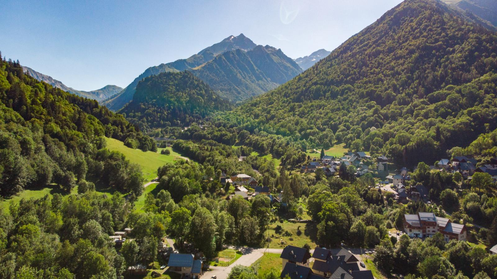 La commune de Saint-Colomban-des-Villards se situe en Savoie, dans la vallée de la Maurienne, à 1 100 mètres d’altitude. Elle compte 150 habitants à l'année répartis sur plusieurs hameaux. 

À mi-route du Glandon – col mythique du Tour de France cycliste –, le village se distingue par son charme et son authenticité savoyarde. Il présente un patrimoine naturel encore intact avec ses forêts, lacs d'altitude et torrents, où il fait bon pratiquer une large gamme d’activités de détente et sportives. Bref, il fait bon s’oxygéner le corps et l’esprit, été comme hiver, car le village est également une station de ski reliée aux Sybelles, le 4e domaine skiable de France.

La commune s’est dotée d’infrastructures touristiques de qualité, notamment la résidence de La Perrière, qui fait l’objet de cette annonce. Insérée dans le coeur du village, elle offre confort et tranquillité. 

Cette résidence a été construite en 1995 et se compose de plusieurs bâtiments comprenant en tout 33 appartements. Des travaux de rénovation ont été réalisés en 2019/2020, un parking privatif et gratuit se trouve à proximité. 

Le dossier d’Appel à candidature et le Cahier des charges sont disponibles sur le site de la commune de Saint-Colomban-des-Villard, www.st-colomban-des-villards.fr ou par mail au Secrétariat de la Mairie : mairie-st.col@wanadoo.fr


Crédits photos : Olydea