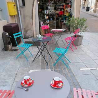 CAUSE RETRAITE Je cède mon fonds de commerce authentique de torréfaction de cafés, vente de thés, vaisselle et petite épicerie fine.
Emplacement n°1 en coeur de ville, dans un édifice de caractère, au sein d'une tour médiévale offrant un fort cachet et une excellente visibilité.
Belle opportunité pour passionnés Clientèle fidèle et régulière