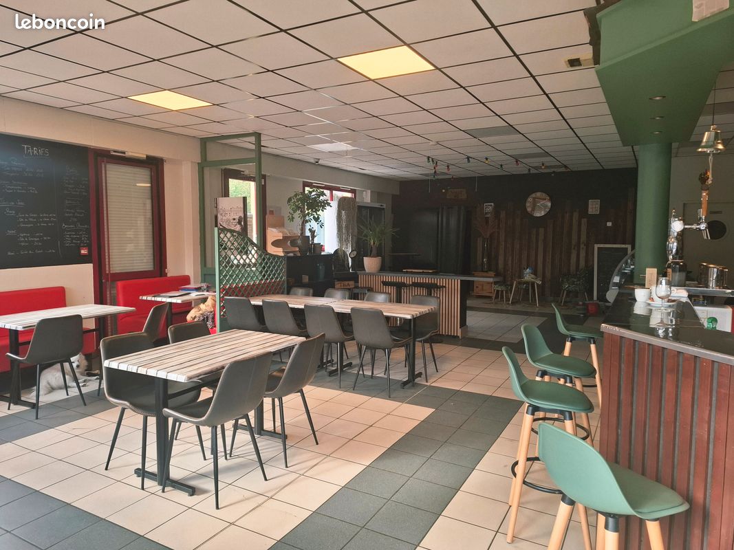 Commerce situé en plein centre de Jarnosse

Le local dispose d'une superficie totale de 147 m², dont 135 m² de surface de vente

Un logement est attenant

Activité actuelle : bar / casse-croute, avec possibilité d'ajouter activité de restauration et relai poste

Local appartenant à la commune de Jarnosse

Fonds à vendre à 58 000 €

Contacts : 06-81-03-78-44 ou 06-09-58-53-93
