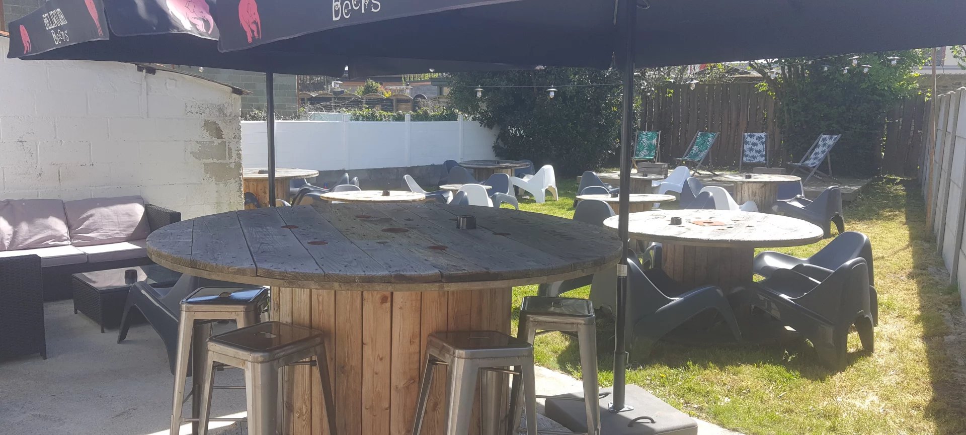 Dans une agréable ville touristique proche du Mont Saint Michel, vends fonds bar, bar à bière, brasserie, restaurant.
Etablissement très agréable avec une capacité de 36 places en intérieur et de 50 places en terrasse au calme côté jardin.
Beau logement T4 de 100 m² au dessus.
Possibilité de stationnement à proximité de l'établissement.
Vente urgente cause santé.
DPE : consommations : D (195). Emissions : B (6).
Prix net vendeur du fonds de commerce : 20 000 € + 12 % TTC (10 % HT) d'honoraires agence à la charge de l'acquéreur. La vente du fonds de commerce est indissociable de celle des murs. Prix net vendeur des murs : 180 000 € + 6 % TTC d'honoraires agence à la charge de l'acquéreur.
Les informations sur les risques auxquels ce bien est exposé sont disponibles sur le site Géorisques : georisques.gouv.fr.
Contact : Agence MOHAN TRANSACTIONS - RCS RENNES 810 806 661 - Carte professionnelle délivrée par la CCI d'Ille et Vilaine N°2201 2018 000 030 018 - Tel : 07 86 64 18 04