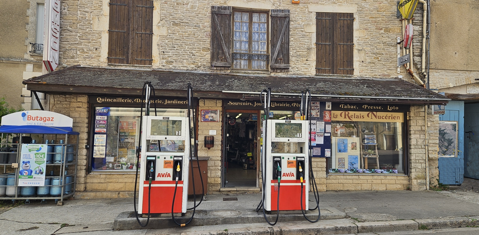 A vendre fonds de Commerce Cause retraite Mars 2027

Commerce situé dans un village classé parmi  « Les Plus Beaux Villages de France »
Village médiéval au cœur de la Bourgogne, à 2H de Paris offrant un patrimoine  architectural remarquable, riche de par ses commerces, ses artisans, ses artisans d'art, sa vie associative, ses services et infrastructures, ses marchés, ses festivals musicaux ...
Commune classée ZRR

Activité diversifiée garantissant une rentabilité pérenne  : Quincaillerie, Droguerie,  Souvenirs, Cadeaux, Gaz, Jeux, Jouets, Jardinerie, Pêche, Papeterie, Bijoux, Librairie

Surface de vente 120m2. Réserve 200m2
Loyer faible : 710€ mensuel
Stationnement facile et gratuit
Fermé Dimanche Lundi jours fériés et 3 semaines de congés par an
Aucun personnel à reprendre
Accompagnement possible à la reprise

Projet de reprise idéal pour un couple.
Prix du fonds 260 000€ hors stock