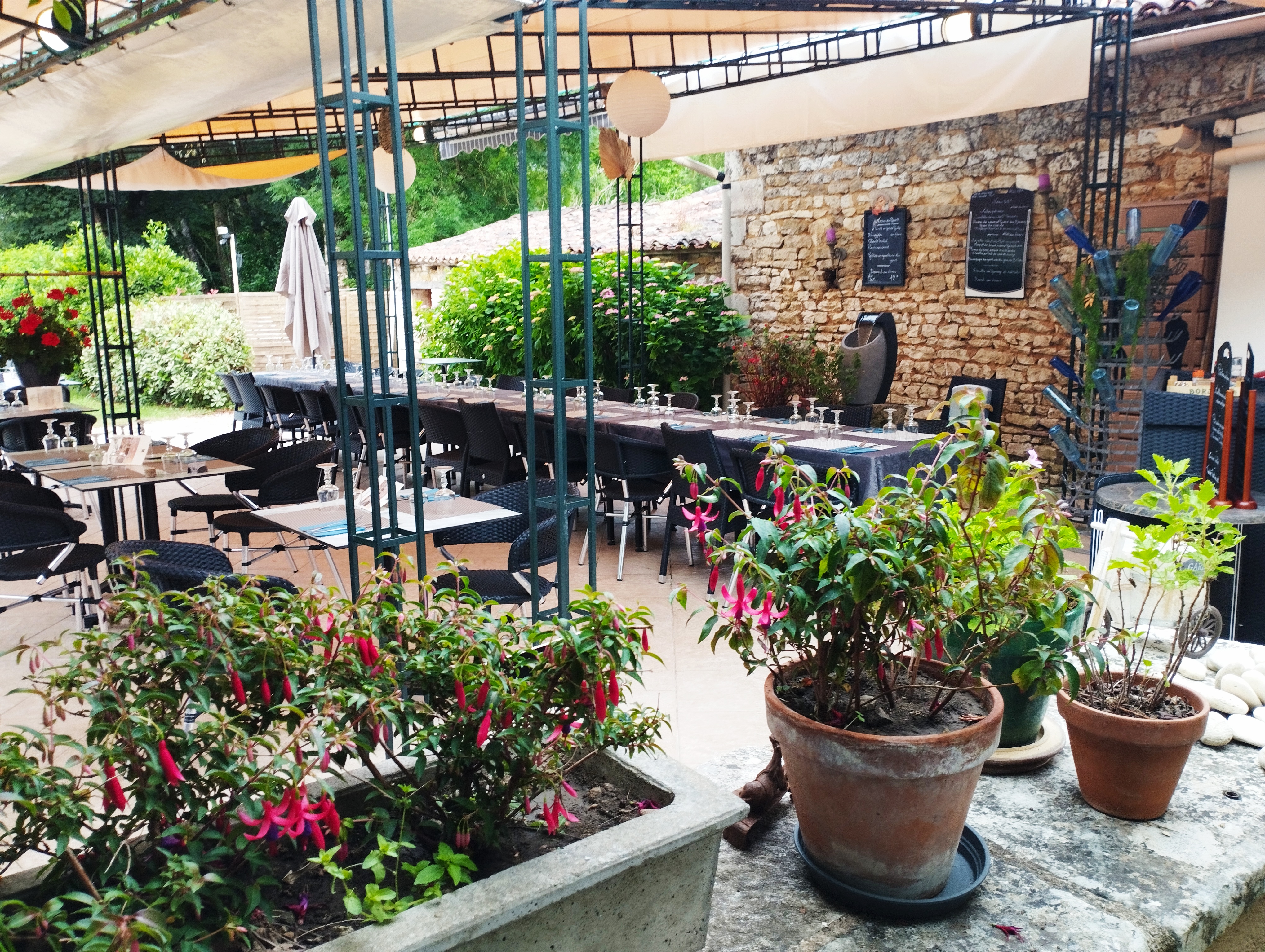 A SAISSIR TRES BEAU RESTAURANT AU BORD DU CLAIN TRES BON MATERIEL PRO APPARTEMENT 150 M3 TERRASSE 80 M3 TRES GANDE CUISINE JARDIN 200M3 PETIT LOYER