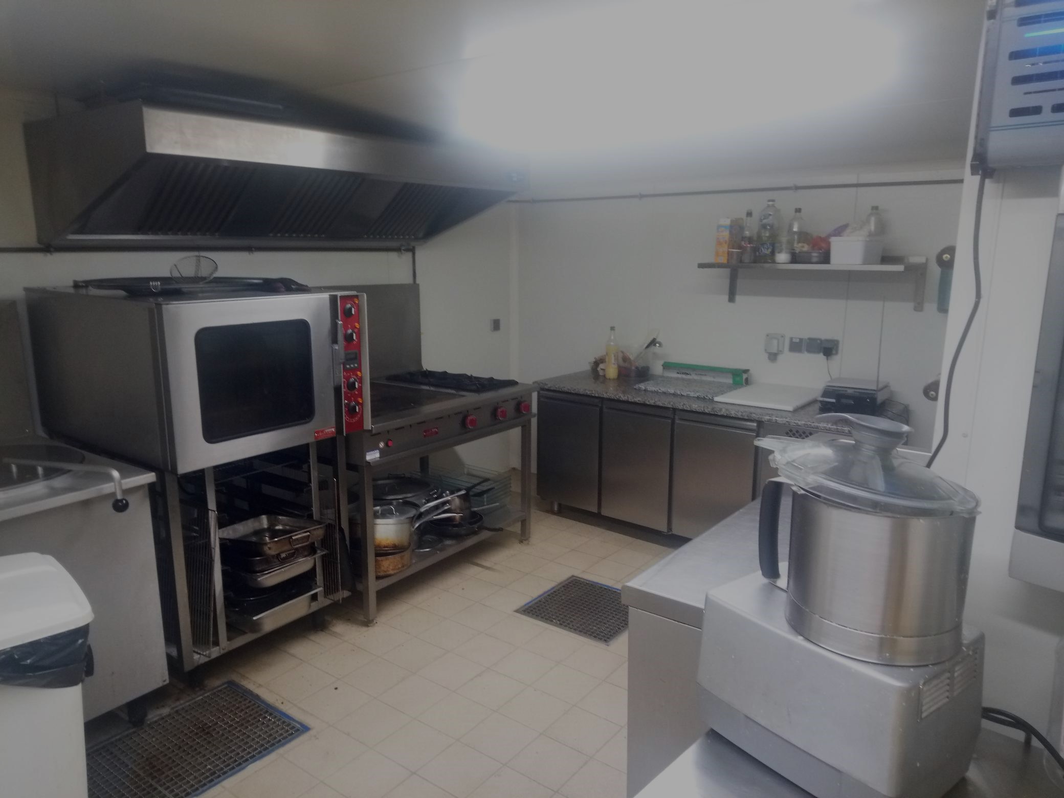 Fond de commerce, magasin et bail toute activité commerciale y compris restauration
Belle opportunité à saisir et prix négociable
Rue piétonne et commerçante au pied des stations de l'Oisans (Alpe d'Huez, Deux Alpes)
Zone touristique et nombreux cyclotouristes (Tour de France, Brevet Randonneur des Alpes, Marmotte Grandfondo...)

Bail commercial renouvelé le 1er janvier 2026
Loyer mensuel 929,28€ – emplacement premium entre une boulangerie et une fromagerie
Magasin entièrement rénové en 2021
Vérification périodique extincteurs et normes électriques à jour
Livraison à l'arrière du magasin possible
Garage avec porte automatique

300m² aménageable
Appartement 2 chambres, 1 salle de bain, 1 salon - 40m²
Magasin, arrière magasin et bureau – 40 m²
Cuisine professionnelle équipée (Four mixte, marmite gaz, tour réfrigérée, table de cuisson, cellule de refroidissement, plaque coup de feu, bac à graisse, friteuse)-19m²
Laboratoire froid (poussoir, hachoir, cutter, scie ruban, mélangeur, machine sous vide) – 40m²
2 chambres froides
Une cour/terrasse extérieure 
Une grande cave
Une terrasse extérieure