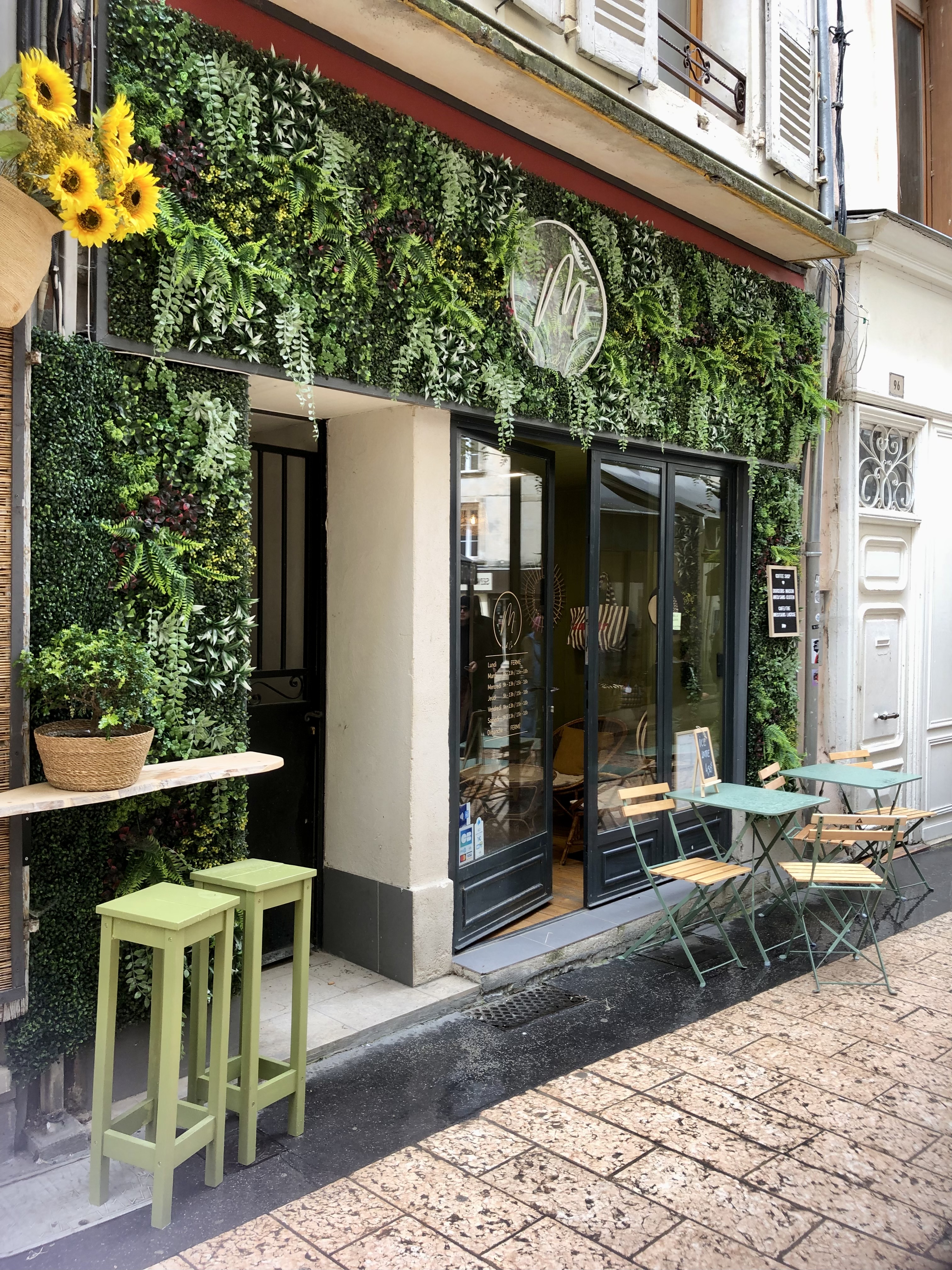 DROIT AU BAIL TOUS COMMERCES – EMPLACEMENT N°1 À APT 
À céder, droit au bail tous commerces idéalement situé au cœur de la rue principale d’Apt, au 100 rue des Marchands. 
Local commercial de 30 m² avec 4 m² de réserve, actuellement exploité en concept store / salon de thé / prêt-à-porter et décoration. 
Le local peut être repris : soit avec l’activité actuelle et son aménagement, soit libre et vide pour tout autre projet commercial. 
Loyer mensuel: 570€ 
Les atouts du local : Emplacement très passant et recherché Local entièrement refait à neuf il y a moins d’un an 
Arrivée d’eau Toilettes Climatisation réversible Grille de protection sécurisée 
Libre immédiatement Idéal pour boutique, salon de thé, décoration, prêt-à-porter, accessoires, épicerie fine ou autre activité… Pour plus d’informations ou organiser une visite, merci de me contacter.