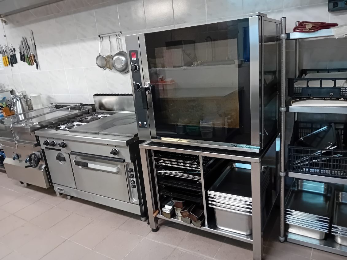 Cause départ à la retraite
Vends Fond de Commerce
Locaux:
Un laboratoire de fabrication avec équipement complet
Four 6 niveau, sauteuse inox 100l, légumerie, armoire réfrigérante 2 portes, plonges, 5 plans de travail inox, hotte aspirante, armoire de rangement, etc...
Le tout en parfait état
Surface 70m2

Une réserve attenante avec : 
1 Armoire réfrigérante Double portes
1 Congélateur et meuble de stockage
1 meuble de stockage inox
1 étagère de stockage produits secs
Surface 25m2

Une réserve indépendante avec :
Ensemble Vaisselle pour 100 personnes
Surface 60m2