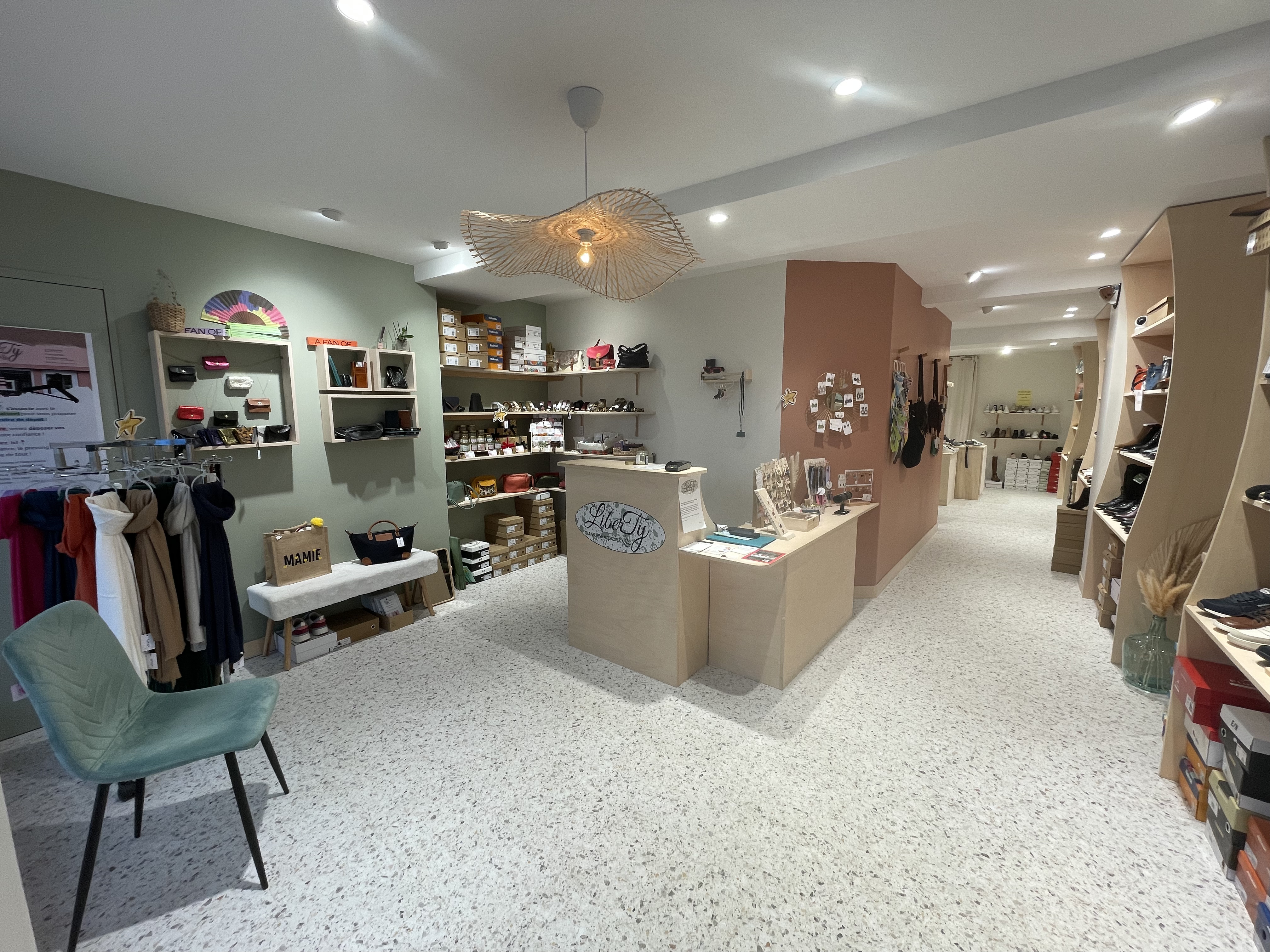 📍 Localisation: Tiercé, Maine et Loire - Emplacement stratégique en centre ville.

 Description:
✔️Boutique de chaussures et accessoires pour Femmes et Hommes.
✔️Surface de vente: 46 M2
✔️Espace stockage: 40 M2
✔️Clientèle fidèle et chiffre d'affaire en progression.
✔️Matériel inclus: Rayonnages, vitrines, caisse, etc...

Atouts:
✔️ Emplacement très passant, proximité des commerces, visibilité et parking à proximité
✔️ Possibilité de reprendre une activité clé en main.
✔️ Potentiel de développement (extension de gamme, services complémentaires).

Prix : 55000€

Visites sur Rendez-vous.

"Une opportunité à ne pas manquer pour reprendre une boutique bien établie!"