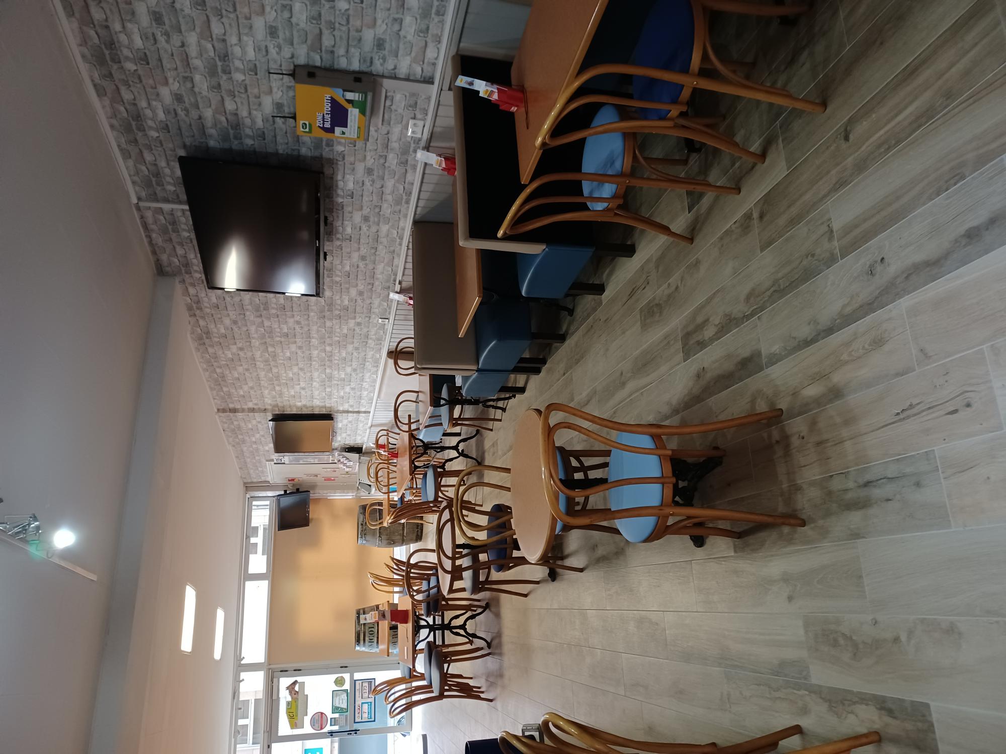 Situé au coeur d'un bourg dynamique de la Nouvelle-Aquitaine, ce bar traditionnel bénéficie d'un emplacement privilégié avec une clientèle fidèle et régulière.
L'établissement comprend une salle accueillante, un comptoir bien équipé avec une vitrine réfrigérée, un espace FDJ/PMU aux normes, ainsi qu'une terrasse. 
Chiffre d'affaire stable, idéal pour un(e) professionnel (le) souhaitant développer une activité conviviale et rentable.
Licence IV, terminal FDJ, point PMU et matériel complet inclus.
Affaire à saisir pour reprise immédiate !