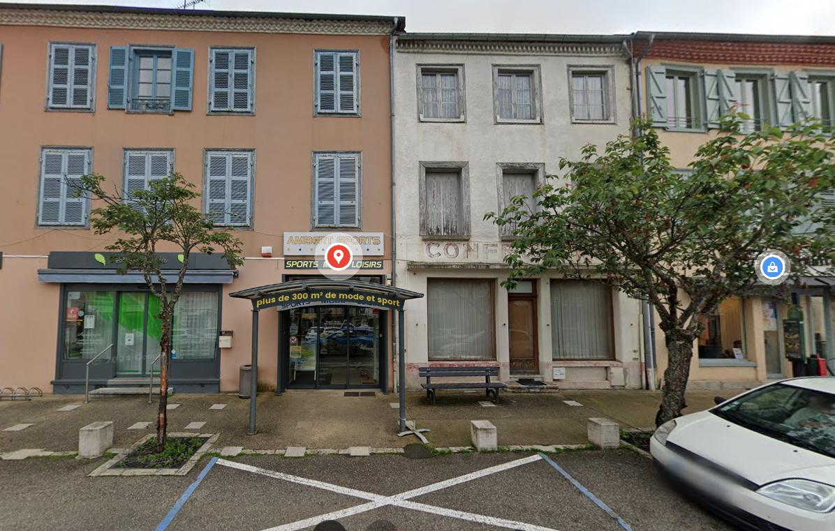 Situé au cœur du centre-ville d’Ambert, commune du parc naturel régional du Livradois-Forez, ce local commercial de 300 m² n’attend plus que vous pour ouvrir ses portes ! Le territoire est structuré autour de la ville d’Ambert (7 000 habitants), de communes dites de centres-bourgs (800 à 1 700 habitants) et de communes plus rurales. 

Terre de forêt et d’activités de pleine nature, le territoire de la Communauté de communes Ambert Livradois Forez offre un accueil de qualité et un cadre de vie très agréable.


Le bien mis en location est un local commercial accueillant actuellement un magasin de sport, situé place du Pontel, dans un groupement d’immeubles. Le local sera libre au 1er juillet 2025

Le local est composé de plusieurs espaces.
Au rez-de-chaussée, un vaste espace de vente traversant avec un côté constitué d’une grande vitrine avec plafond en verrière d’environ 300 m²
Au 1er étage côté gauche, un autre espace de vente avec réserve (environ 100 m²), accès aux combles et au grenier 
Au 1er étage côté droit, une partie bureau avec cuisine ainsi que l’accès à un 2ème étage permettant bureaux ou stockage (environ 100 m²)

Portes d’accès sur les rues attenantes, idéal pour les livraisons
Grandes vitrines
Grandes possibilités d’aménagement 
Local très lumineux avec la verrière

Le commerce est idéalement situé, à deux pas de la mairie, de la poste, pharmacie, supérette. Un grand parking situé juste devant permet à la clientèle de se garer
Chaque jeudi matin, Ambert s’anime avec le marché qui remplit ruelles et places attenantes, attirant la population locale lors de ce rendez-vous hebdomadaire. 
Le tissu associatif, développé sur le territoire, vous permettra de vous épanouir dans votre activité et vie personnellement. 

Libre au 01/07/2025

En zone de revitalisation rurale (ZRR), toute reprise de commerce bénéficie d’une exonération fiscale totale durant 5 ans, puis dégressive dans les années suivantes. Il est possible d’être accompagné techniquement et/ou financièrement par le Réseau Initiative, France Active, le Parc Livradois-Forez, la CMA, la CCI ou la BGE. Il existe également une aide destinée aux petites entreprises du commerce, à l’artisanat et aux services avec points de vente, en co-financement entre la Communauté de communes Ambert-Livradois-Forez et la Région Auvergne-Rhône-Alpes.