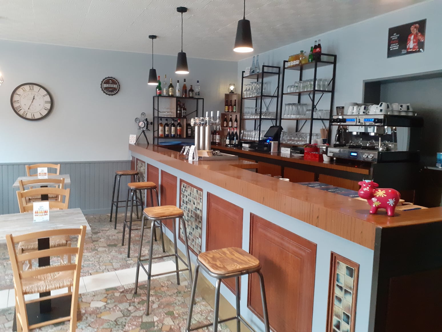 OFFRE COLLECTIVITÉ - URGENT - APPEL A CANDIDATURE POUR DELEGATION DE SERVICE PUBLIC (DSP) POUR L'EXPLOITATION DU BAR-RESTAURANT DE SARDENT - SECTEUR NORD CREUSE SUD-OUEST

Devenez-le / les futur/s gérant/s du bar-restaurant communal “Les Petites Canailles” dès mars 2026 !

Située à moins de 17 km de Guéret, la charmante commune de SARDENT recherche le futur exploitant pour son bar-restaurant, avec une prise d’activité souhaitée en mars 2026. 

Avec ses 758 habitants, cette commune rurale offre un cadre de vie agréable et dispose de toutes les infrastructures essentielles au quotidien (fibre optique, agence postale communale, école, épicerie, boulangerie, pharmacie, salon de coiffure, garage automobile, ...)

SARDENT est reconnue pour son dynamisme associatif et sa célèbre Foire annuelle aux Huîtres qui attire près de 20 000 visiteurs sur 3 jours.

Dans le cadre d’une convention de délégation de service public, la municipalité de SARDENT propose la gestion du bar-restaurant communal. 

Le futur délégataire bénéficiera :
 - D’un contrat d’exploitation commerciale de 4 ans, renouvelable par tacite reconduction ;
 - De la mise à disposition complète du matériel nécessaire pour l’exploitation
 - De la licence IV, propriété de la commune ;
 - D’un local de 170 m² entièrement équipé, composé d'un bar, d'une salle de restaurant de 36 couverts, d'une terrasse, avec à l’étage un logement de type T4 pour allier confort et activité.

Redevance mensuelle de : 750 €/ mois (incluant la location de la licence IV et du logement)

Un potentiel attractif :
 - Un emplacement stratégique au cœur d’un village dynamique située en Zone FRR (France Ruralités Revitalisation) ouvrant ainsi à des exonérations fiscales et sociales ;
 - Chiffre d’affaires potentiel de près de 150 000 € HT/an ;
 - Rémunération envisageable pour un couple d’environ 30 000 € par an ;

Une opportunité idéale pour un couple souhaitant conjuguer qualité de vie et projet entrepreneurial 

Les candidatures sont à déposer avant le : 13/02/2026 à 16:00

La municipalité étudiera toutes candidatures sérieuses.

Les services de la CMA NA 23 sont à votre disposition pour vous accompagner dans la préparation de votre candidature et dans la mise en œuvre de votre projet d’installation.

N’hésitez pas à nous contacter pour toutes informations complémentaires.