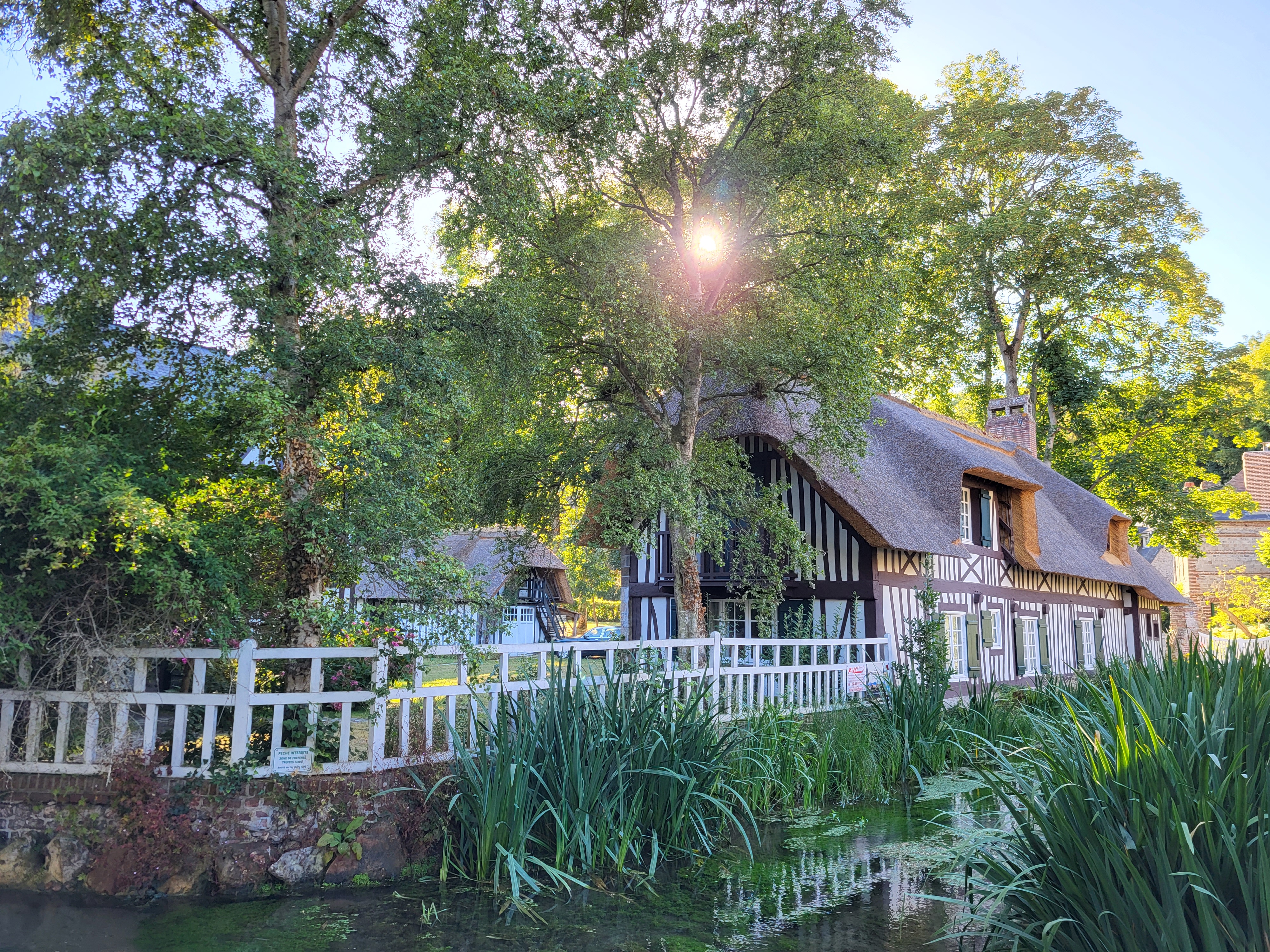 Cause déménagement/transfert d'activité, à céder droit au bail d'un local commercial de 77 m2 avec réserve et une pièce de 37 m2 à l'étage.
Parking privé, terrasse, accessible pmr. 
Sur axe passant, se situant à proximité de  2 parkings publics pour accéder au circuit de découverte du plus petit fleuve de France.
Activités possibles : Petite restauration sur place ou à emporter, Vente de produits alimentaires et non alimentaires.
(Actuellement exploité en boutique produits régionaux, épicerie fine, cadeaux, souvenirs)
Loyer mensuel ttc: 840 euros (700 euros ht)
Dépôt de garantie: 1600 euros
Taxe foncière: 840 euros ttc