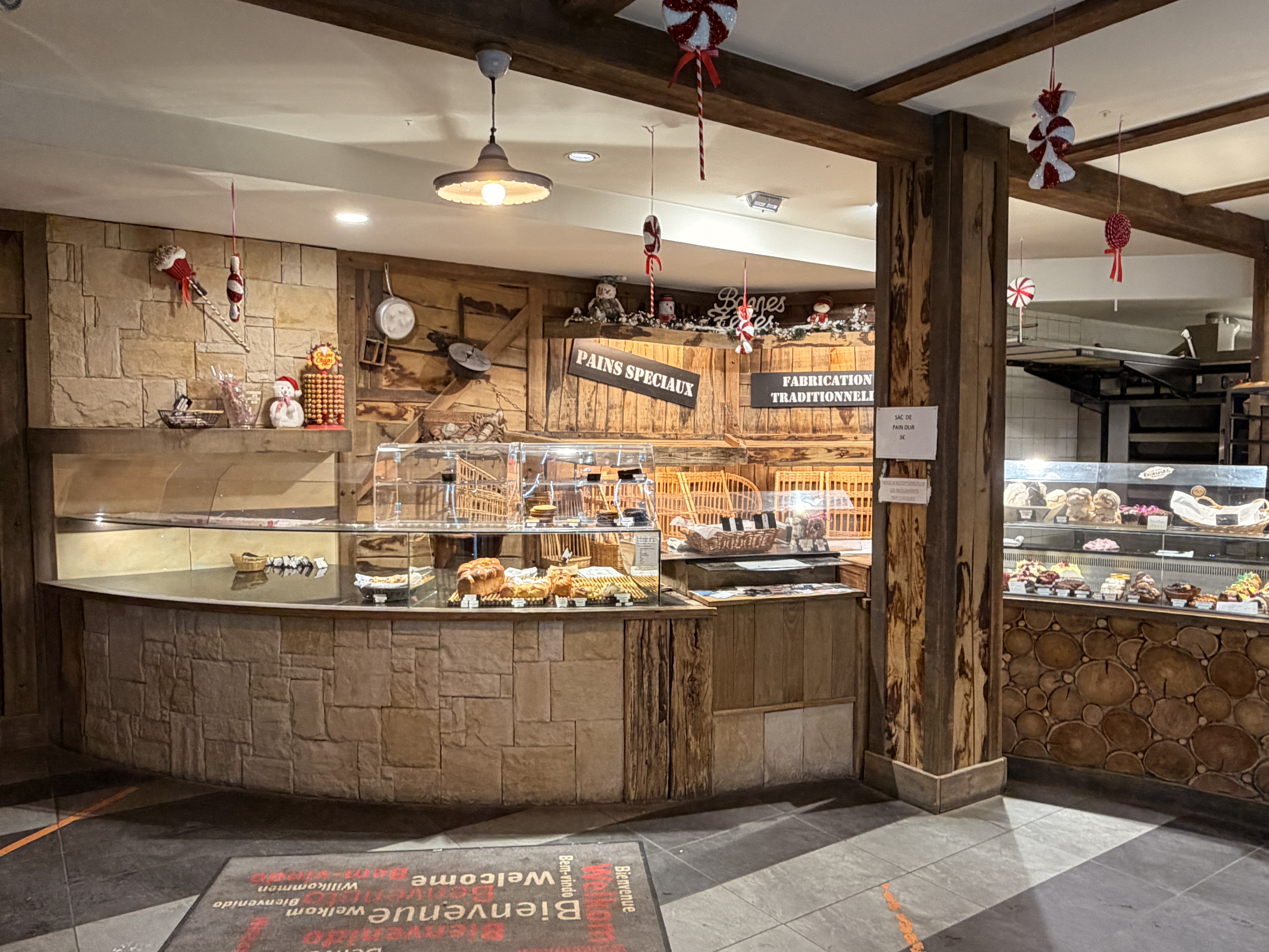A vendre très belle boulangerie pâtisserie située dans les Vosges sur un axe très passant et avec un parking privée .
L'ensemble du matériels est neuf et très bien entretenu dont le four électrique neuf de septembre 2025 
Le magasin est très chaleureux et spacieux 
Un grand et agréable appartement se situe au dessus de la boulangerie avec entrée privée
Affaire idéal pour un investisseur ou un couple motivé qui souhaitent travailler avec une belle équipe
