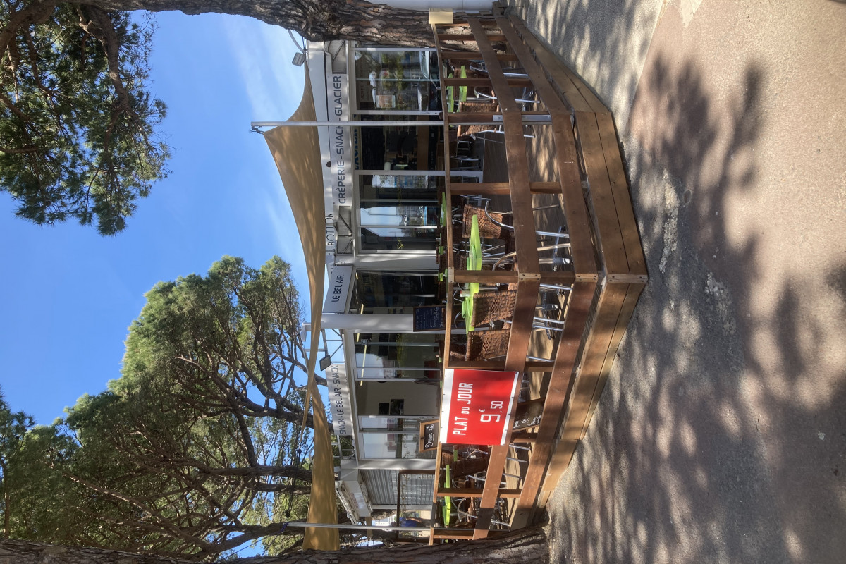 À vendre fond de commerce Snack avec terrasse 80 places situé à 50 m de la plage.A côté du snack nous avons un kiosque pour la vente à emporter :glaces boules et Italiennes ,crêpes ,gaufres ,beignets,boissons ,sandwich ?.tout équipé prêt à fonctionner.