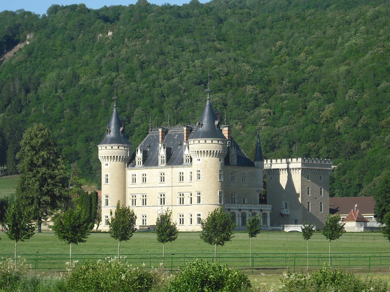 La commune de <strong>Cornod</strong>, petit village jurassien de 250 habitants, recherche un couple de gérants pour animer son bar-tabac-commerce de proximité.
Ouvert mi-juillet, Le Relais du Château est un établissement convivial (licence IV) dédié au bien-être du village et de ses environs. Il propose également des services de relais poste, relais colis ainsi qu’un point de départ pour un chemin de randonnée de 6,5 km autour du château.
Nous recherchons des personnes dynamiques, accueillantes et ayant une certaine expérience dans ce domaine, afin de faire vivre et développer ce lieu de rencontre au cœur du village.

-> Le local appartient à la commune.
Un logement de fonction est disponible à l’étage, comprenant une cuisine, une salle à manger et trois chambres.
La salle de bar est entièrement équipée, à la charge de la commune.

-> Tarif de location attractif, et commune ouverte à toute proposition de projet pour faire évoluer l’activité.

Pour tout renseignement ou candidature, contacter la mairie de Cornod (39240)