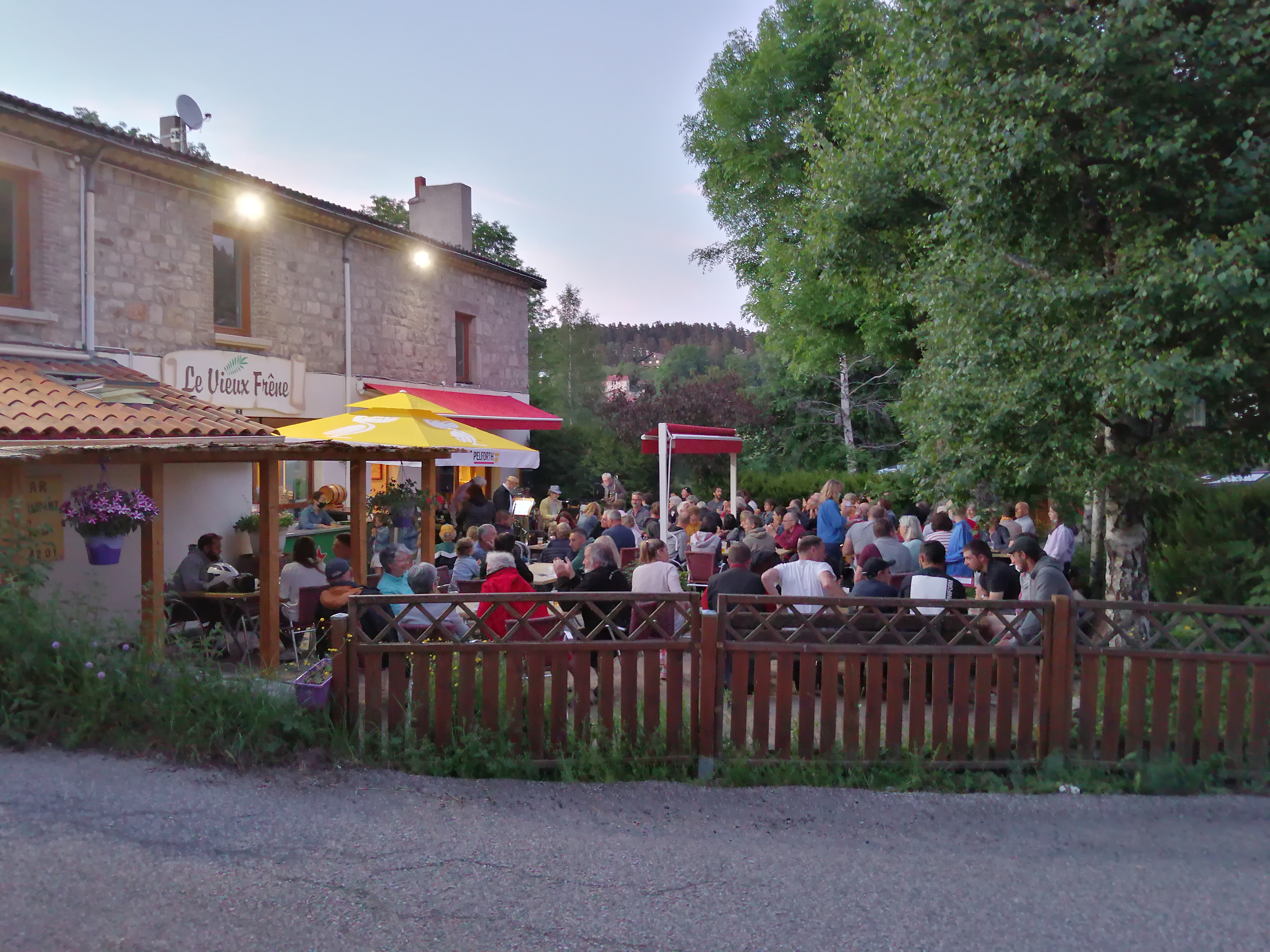 Bar restaurant 140 m2 de surface commerciale plus habitation à l’étage, de même surface, grande terrasse plein sud. Placé en plein bourg, facilité d’accès.