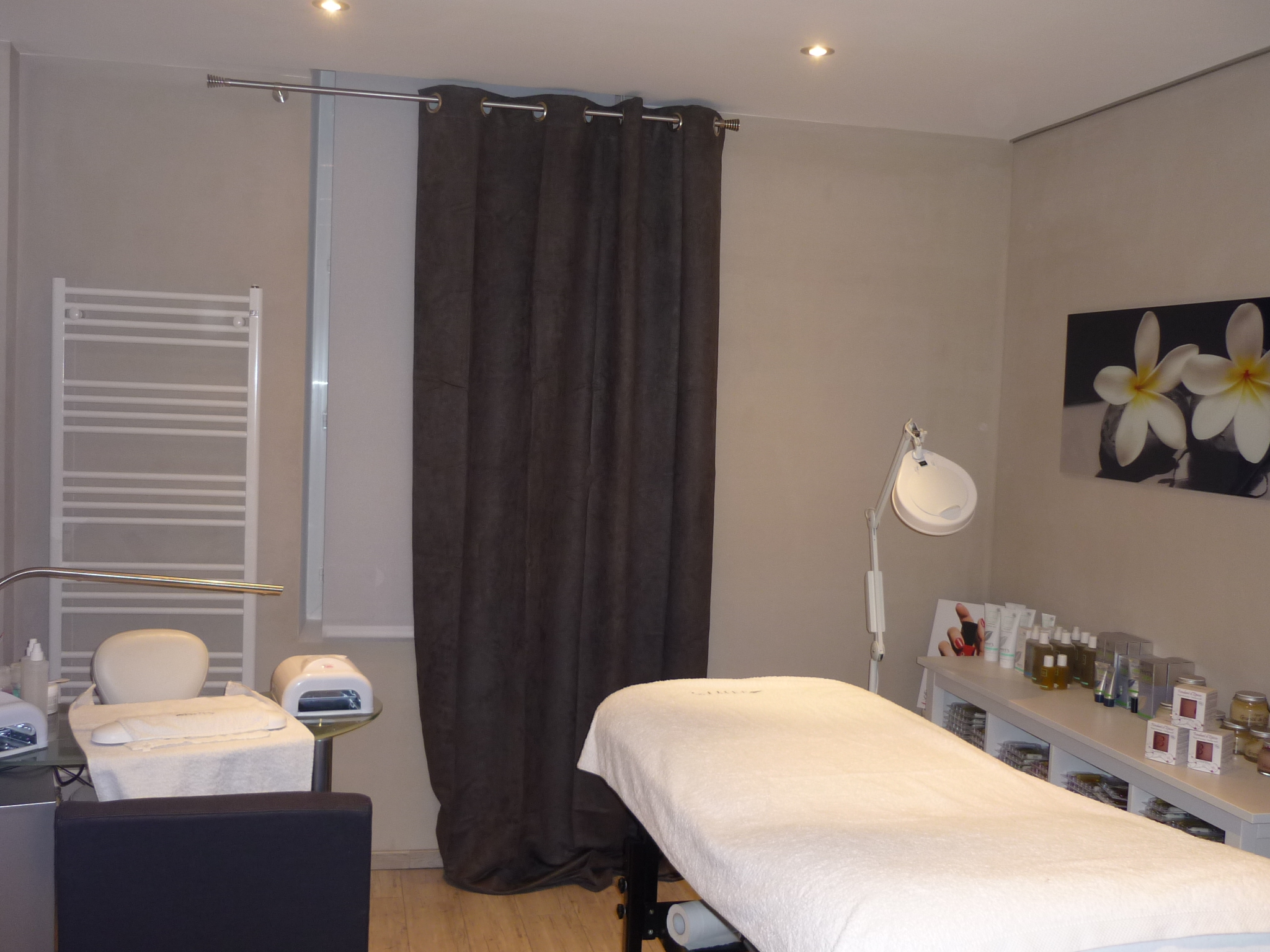 A vendre fonds de commerce de salon de coiffure, à proximité de Dijon (21) au centre d'un village de 2 000 habitants. Parking gratuit devant le salon. Accès PMR.

Il dispose de :
- 4 postes de coiffage
- 2 bacs à shampoing
- 1 salle d’attente
- 1 Labo
- 2 WC
- 1 Laverie + Rangements
- 1 Cabine d'esthétique avec lavabo et douche. (récent)

Chauffage au gaz de ville
Climatisation réversible dans le salon et l'esthétique.

- Clientèle fidèle et régulière.
- Bail en cours : Loyer mensuel 1 100 €

Travaux de rafraîchissement à prévoir dans le salon.
Accompagnement possible.

Prix : 80 000 €