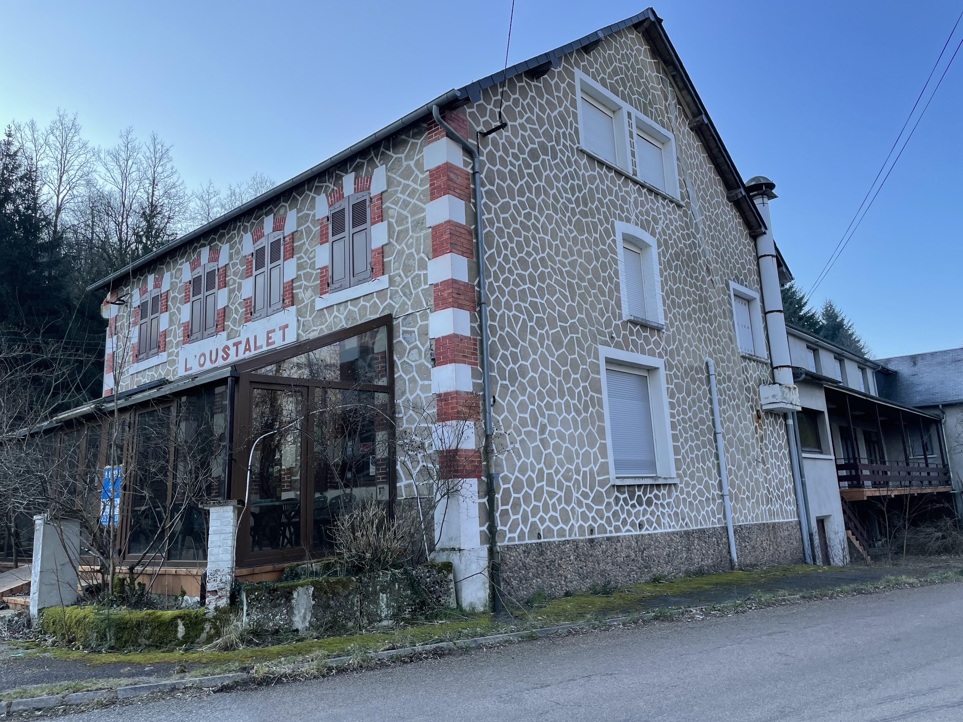 Ancien hôtel restaurant inoccupé depuis 2019. A proximité d’un axe reliant Nevers - Dijon ; Proximité de la cité muséale ; 

Restaurant : Salle de bar 32 m², petite salle de restaurant : 36 m², cuisine : 25 m², grande salle de restaurant : 132 m²
Hôtel : 21 chambres de 9 à 17 m² avec leur sanitaire parfois séparé.
Locaux annexes dont garages 200 m²

Le territoire compte des sites touristiques renommés : le lac des Settons (300 000 visiteurs), le Saut de Gouloux, site naturel qui attire environ 70 000 visiteurs / an, la Maison du parc (70 000 visiteurs), et le Grand Site de France de Bibracte (Celte)

Cet ancien hotel-restaurant est situé sur la commune de Château-Chinon campagne à proximité de Château-Chinon Ville, de la cité muséale et de l’axe « Nevers-Autun ». On recense comme curiosité touristique le site du Calvaire (panorama, chemin de randonnée…) et le projet « de la Terre au Ciel » : cheminez sur les sentiers de biodiversité en passant par l'Espace François Mitterrand, ils vous conduiront au Calvaire, futur site d'astronomie, plus près du ciel et des étoiles. 

Investissement ou travaux à prévoir (confort des chambres, isolation, chauffage, performance énergétique, distribution, accessibilité…).