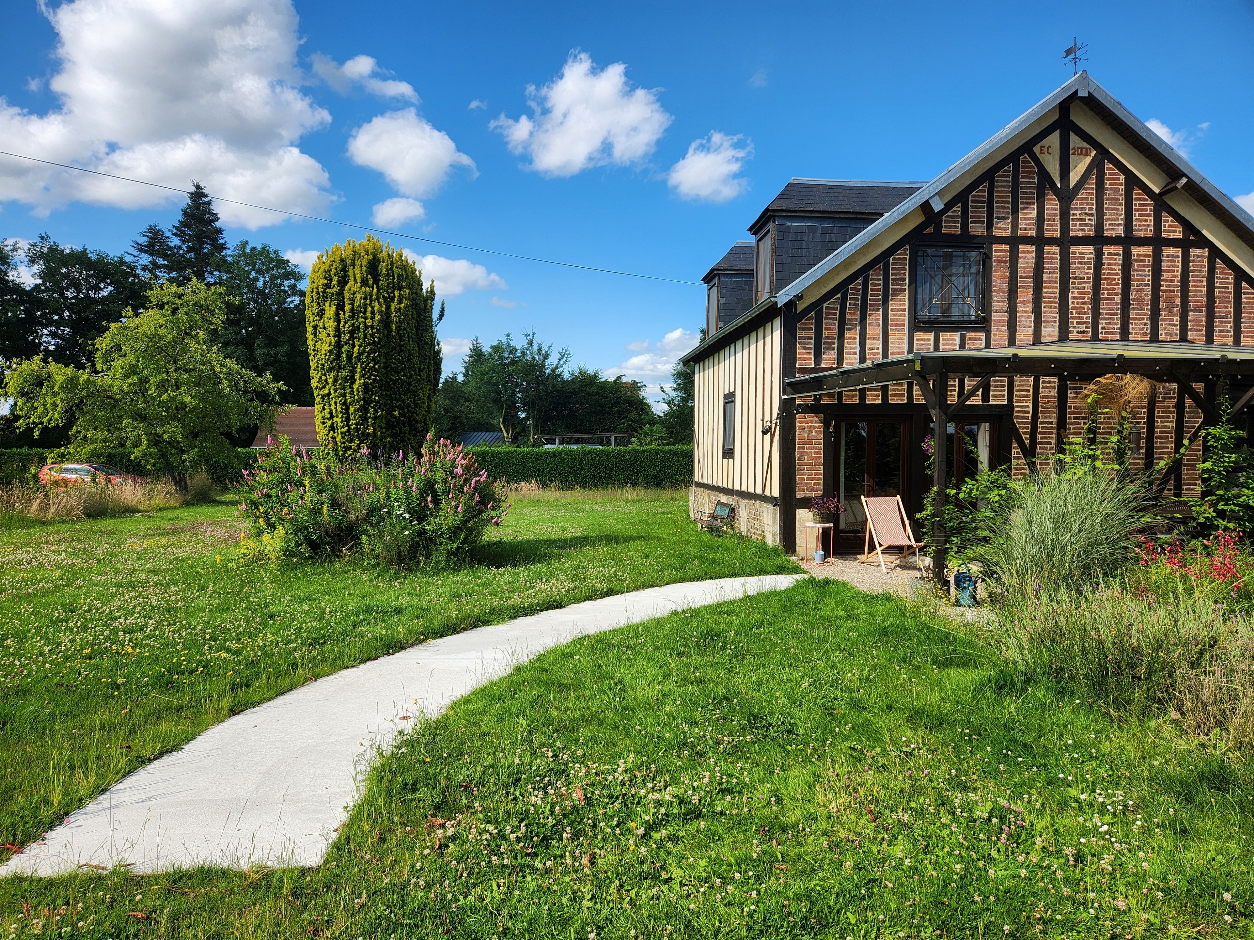 A Neuville-sur-Touques, dans l’Orne, je vous propose une magnifique Villa et ses dépendances, située au bout d’une impasse, avec pour seuls voisins les pâturages et bois alentours, calme garanti !
Sur un terrain de 3600 m², entièrement clôturé et doté d’un grand parking (capacité 10 voitures et/ou camping-cars et caravanes), la maison principale, d’environ 110 m² se compose de 2 étages avec 3 chambres, 1 salle de bain, 1 salon (cheminée avec insert)/salle à manger et buanderie ; la façade a été entièrement rénovée en 2024, le système électrique refait en 2022, la plomberie chauffage rénovée en 2024. Sur le même terrain, 1 gîte de 90 m², entièrement rénové en 2022, actuellement loué en chambres d’hôtes (petite clientèle grandissante, bien référencé et noté 8.5/10 sur Booking ; animaux acceptés) est composé de 2 chambres doubles (dont 1 est équipée aux normes PMR, au rez-de-chaussée), 1 chambre triple, chacune avec sa salle d’eau (douche) et WC privative et un espace commun salon/cuisine où les hôtes peuvent cuisiner et se restaurer. Le gîte est vendu entièrement meublé, le futur acquéreur pourra ainsi continuer à le louer dès son arrivée, sans frais supplémentaire, s'il le souhaite. La maison principale est également vendue meublée (électro-ménager de 2022), y inclus 1 tracteur tondeuse de jardin, plusieurs stères de bois de chauffage, petit matériel de jardin, etc.  Un troisième bâtiment se trouve sur le terrain, 18 m² x 2 étages ; actuellement utilisé comme garage pour le tracteur, ce bâtiment peut également être rénové et transformé en habitation ou chambres d’hôtes.
En plus de l’activité chambres d’hôtes, j’exerce également l’activité de Pension Canine Familiale dans la maison principale ; le terrain a été entièrement clôturé pour la sécurité des chiens en pension. Possibilité de reprendre la clientèle existante, fidèle et très attachée aux lieux et par ailleurs beaucoup de demandes de garde, donc une clientèle qui peut très vite progresser car très peu de concurrence alentours.
Chauffage gaz en citerne (environ 1500 à 2000 €/an pour les 2 habitations) ; fosse septique ; taxes foncières 1200€.