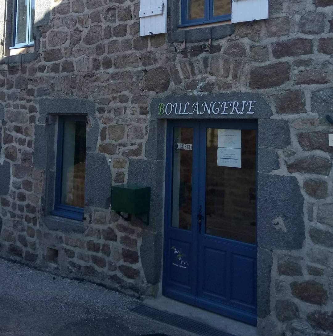 Maison de village en pierre entièrement rénovée fin 2017 avec une boulangerie atypique et four traditionnel. Elle est composée de quatre niveaux, au rdc : un local qui doit resté commercial (peu importe l'activité) avec wc et zone de stockage de 36 m2 environ. Au premier étage : une pièce de vie avec cuisine ouverte sur la salle à manger et un salon indépendant de 53 m2 environ. Au second : deux chambres, une salle de bain et un wc. Au dernier étage : un bureau avec mezzanine et une chambre. Les combles sont aménageables. L'électricité, la plomberie et la toiture ont été reprises. système de chauffage poêle à bois. Double vitrage dans toutes les pièces. A visiter sans tarder !!! Coup de cOEur assuré !!!