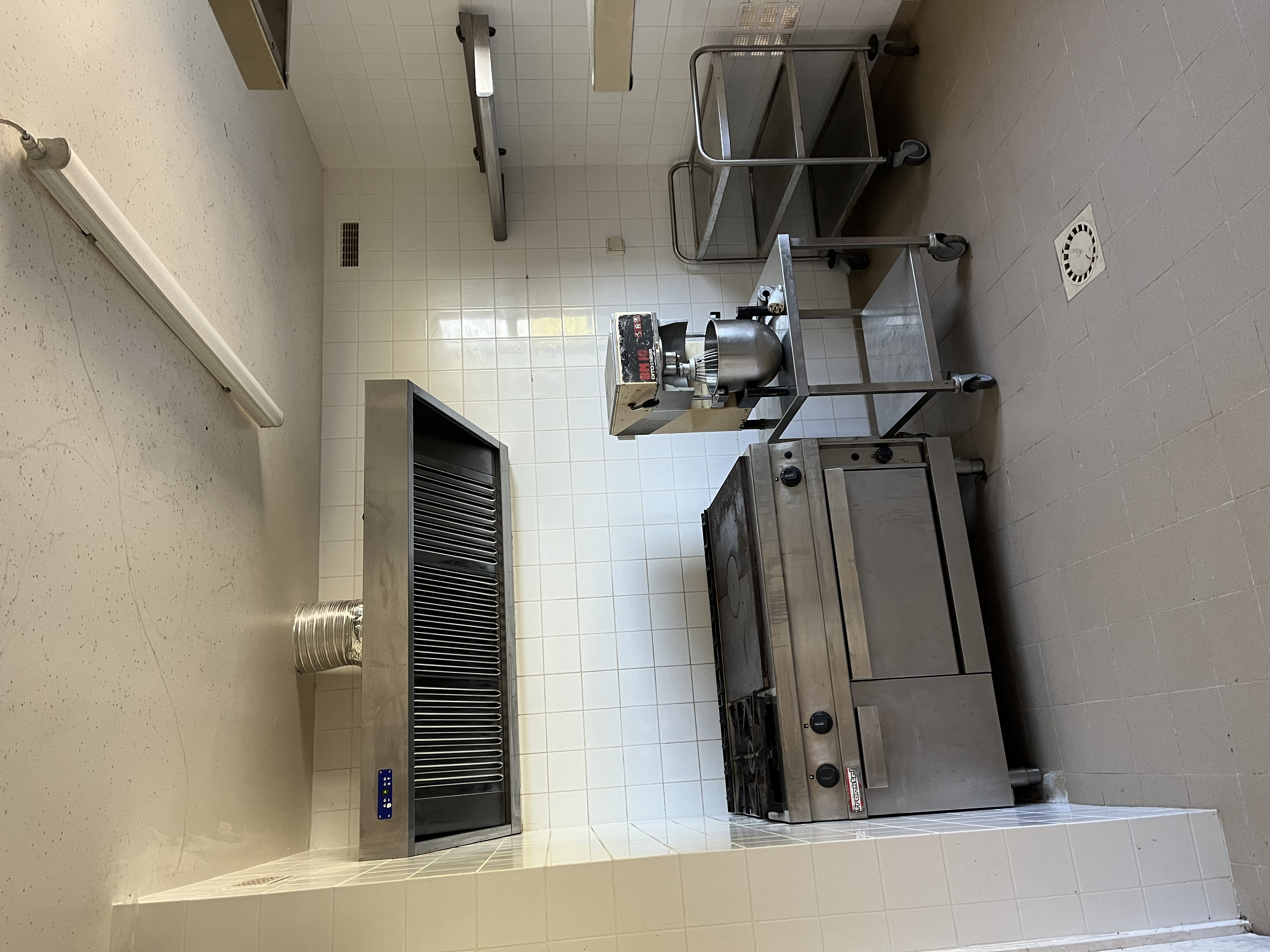 La marie de Saint Agnant près Crocq recherche son futur restaurateur/ future restauratrice.

Vous avez de l'expérience en restauration, l'envie d'entreprendre, et surtout de faire revivre un lieu au cours du village?

La mairie recherche une personne motivée pour reprendre et relancer l'activité du restaurant.
Ce village à taille humaine (300 habitants) bénéficie d’un cadre naturel de qualité, propice aux activités de plein air et à une vie quotidienne au calme. Entre nature, simplicité et qualité de vie, Saint Agnant près Crocq offre un environnement favorable pour s'épanouir.

Qu'est ce qu'on peut vous offrir?
- un local équipé mis à disposition (piano de cuisine, chambre froide professionnelle)
- Bar convivial + salle de restauration
- Logement indépendant sur place à l'étage de 70 m2 en duplex, F3
- Conditions très attractives

Une vraie opportunité pour un projet de vie et de dynamiser le village.

Au delà d'un simple restaurant, il s'agit de redonner vie à un lieu essentiel pour les habitants, les visiteurs et l'activité locale.

Nous recherchons une personne engagée, sérieuse, avec une expérience dans la restauration, capable de s'investir dans un projet porteur de sens.