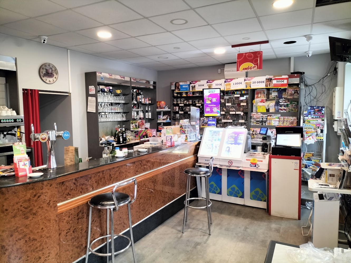 Description : Commune située à 8 km de Roanne, Pouilly les Nonains a bénéficié d'un bel essor démographique au cours des dernières décennies et compte aujourd'hui plus de 2 100 habitants. Doté de tous les commerces et services de proximité du quotidien (supérette, boulangerie, école, crèche, salons de coiffure...), Pouilly se distingue aussi par des équipements sportifs (salle multisports intercommunale, stade de foot, terrains de tennis et de boules), une déchèterie et plusieurs entreprises.

Activité : Bar-tabac-presse-FDJ.

Locaux : Locaux commerciaux comprenant une salle de café et magasin, une petite salle, une cuisine, des sanitaires et une cave. Â Locaux situés au 1er étage (accès escaliers): projet de transfert du commerce dans de nouveaux locaux plus fonctionnels et plus accessibles.

Prix : Fonds avec licences tabac et débit de boissons: 70 000€
Loyer à discuter.

Aides financières : Accompagnement personnalisé des porteurs de projets par les services de Roannais Agglomération. Possibilité d'accompagnement du conjoint. Aides à l'investissement (30 %) Région et Roannais Agglomération. Prêts d'honneur et garantie de prêts en lien avec Initiative Loire et Loire Active.