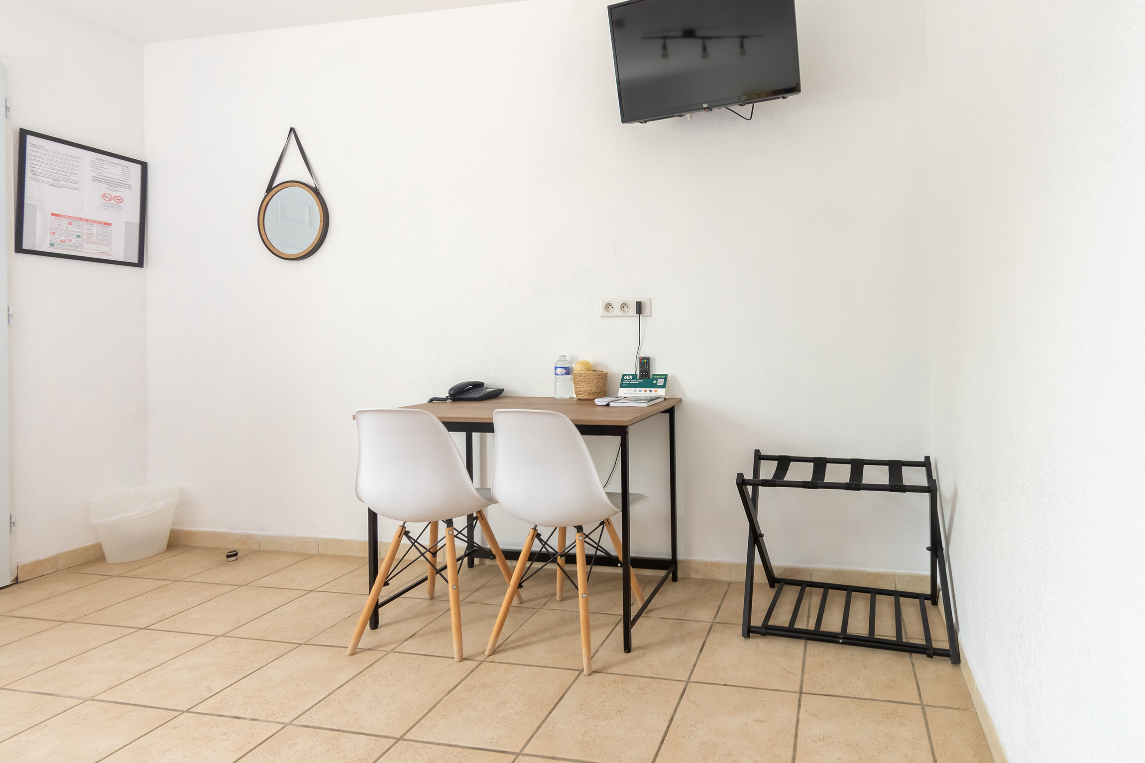 Hôtel-restaurant 2 étoiles labellisé Logis Hôtel de 11 chambres, idéalement situé  entre Carcassonne et Castelnaudary, à proximité immédiate du Canal du Midi et de l'autoroute A61. Vous disposerez d'un logement de fonction spacieux et moderne avec 3 chambres et une salle de bain. Ses 11 chambres de plain-pied, toutes climatisées avec terrasses privatives, offrent un très bon rapport qualité/prix. L'établissement dispose d'accès PMR, d'un parking privé gratuit, de 2 bornes de recharge pour véhicules électriques et d'un local à vélo sécurisé.
Le restaurant  avec sa salle de grande capacité (jusqu'à 150 convives) et sa terrasse ombragée propose une cuisine familiale et généreuse à base de produits locaux et de saison. Une activité traiteur et événementiel (mariages, anniversaires, séminaires) est également proposée par les exploitants actuels. Doté d'un bar avec licence IV et d'une cuisine professionnelle très bien équipée, tous les éléments sont réunis pour une reprise sereine.
L'exploitation est assurée par un couple de propriétaires, renforcé par 2 salariés en CDI et 1 CDD saisonnier. L'hôtel dispose d'une clientèle diversifiée composée de professionnels en déplacement, de touristes français et étrangers, ainsi que de groupes (associations sportives, rassemblements automobiles et motards)
nous contacter pour les photos