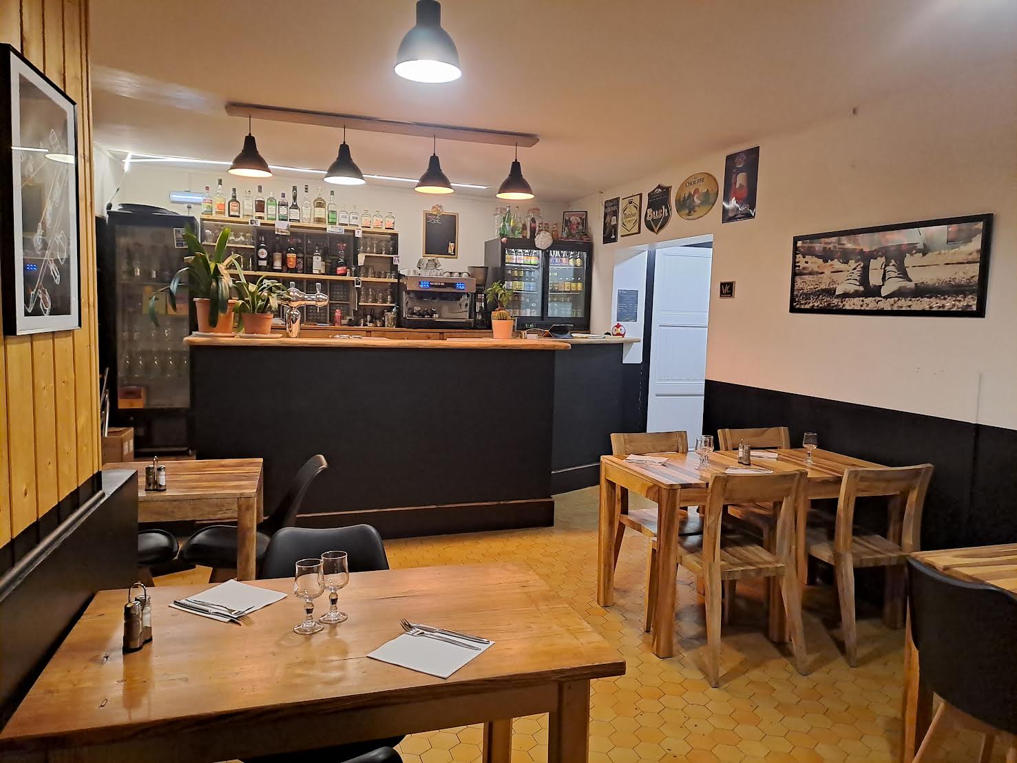 Fonds de commerce bar restaurant à Châtillon-en-Diois, classé parmi les plus beaux villages de france. Le restaurant est situé sur un terrain de 1000m2 en bord de rivière et vue sur les montagnes.

Fonds de commerce + matériel + licence IV 

Commerce clé en main avec une clientèle fidèle, touristique et locale. Rénovation en 2023

Cuisine équipée 
Bar
Plonge|
Salle 60m2 
Salle 20m2
Stock x 2
Cave 
Terrasse
Terrain de pétanque 
Parking

Pas de salarié à reprendre 
Pas de contrat fournisseurs 

GRANDE POSSIBILITÉ DE DÉVELOPPEMENT