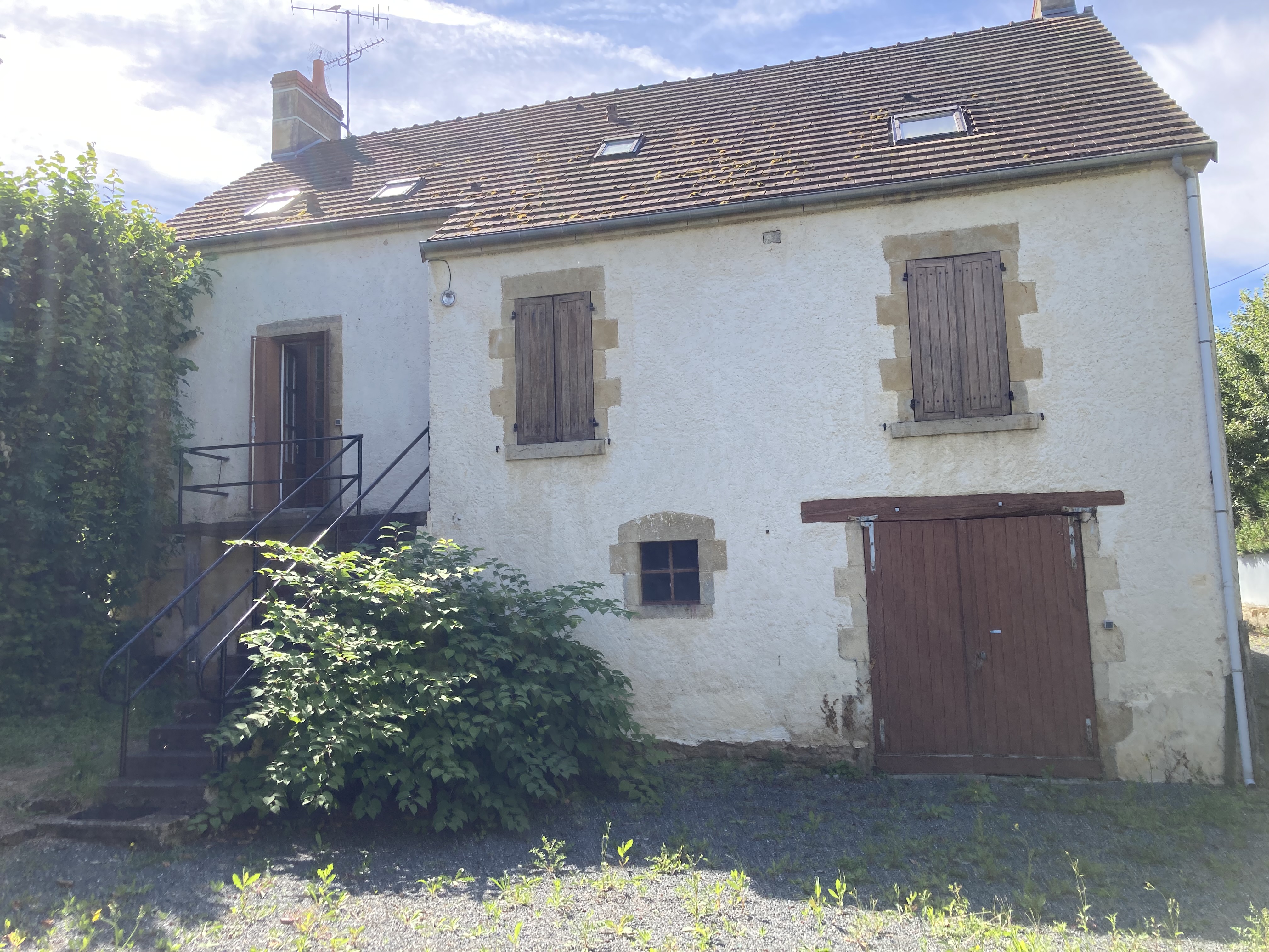 A VENDRE à MONTGIVRAY 36, dans commune de 1700 habitants, école maternelle et primaire à 200m, lycée et collège à 2km, D943 AXE Châteauroux - Montluçon à 1 km : Maison d'habitation ,  bar,  restaurant avec terrasse, licence IV, française des jeux, coin poste. Commerce au rez-de-chaussée (100 m2 environ) ; appartement à l'étage (100m2 environ) ; cave, garage, cour (300m2 environ), dépendance avec four à pain.