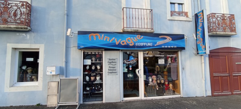 A vendre cause retraite,  salon de coiffure  et perruques  médicales. 
Créé  en 1997.
Situé  sur rue passagère  et commerçante. 
Proche d'écoles primaire et maternelle. 
Stationnement  et place  handicapée devant le salon.
Surface 80m2. Dont 40m2 en salon dame et 20m2 en salon homme. Cuisine et réserve de 20m2.
Agrément  sécurité  sociale  pour les perruques  médicales,  en lien avec les hôpitaux. Une forte demande pour développer  les prothèses  au masculin. (Complements, volumateurs....)
Salon de plein pied, vitrines protégées par volets roulants. 
Enseigne lumineuse.
Climatisation 
Chauffage  gaz
Bail en cours
Loyer 309 € 
Sans personnel