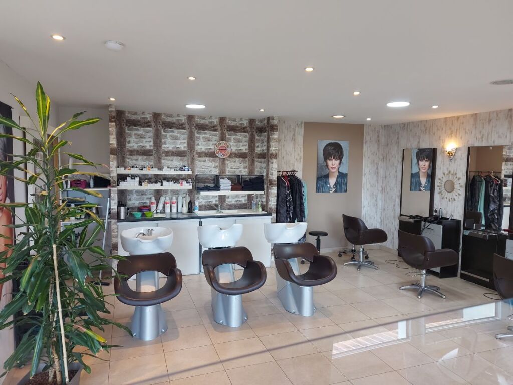 Salon de coiffure avec 5 postes de coiffage, 3 bacs ,une réserve , parking pour la clientèle.