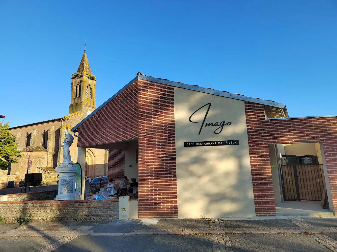 La commune
Larra est une commune rurale du nord de la Haute-Garonne, en région Occitanie. Elle fait partie de l’arrondissement de Toulouse et de l’intercommunalité des Hauts Tolosans. La commune compte environ 2 250 habitants, appelés les Larrassiens et Larrassiennes.  
Proche de Grenade, la commune est attractive grâce à son cadre de vie paisible au cœur de la campagne, tout en restant à proximité de Toulouse. Sa population a beaucoup augmenté depuis les années 1960, profitant de l’essor de la périphérie toulousaine. 
Le projet du café restaurant multiservices de Larra est né d’une volonté de la mairie de redynamiser la vie locale et d’ouvrir un lieu pour permettre et assurer une cohésion sociale. Les heures d’ouverture doivent permettre aux Larrassiens d’accéder à la maison pour tous (qui est mitoyenne du café, il faut nécessairement rentrer dans le café pour y accéder), sans être obligatoirement un consommateur du café.  
Cette commune bénéficie d'un tissu associatif dynamique qui compte 24 associations, et de nombreux événements sont donc organisés par celles-ci sur la commune. 
Larra abrite actuellement 3 commerces : une épicerie, une boulangerie et une coiffeuse. L'école compte quant à elle 300 élèves. 
L'établissement dispose d'une salle de restauration spacieuse pouvant accueillir 50 couverts, et d'un espace extérieur (15 personnes) 

Activités déployées : bar, restaurant, animations, petite épicerie (produits locaux), journaux.

Le local
● Entièrement aménagé, pratiquement neuf​.
●Cuisine équipée (équipement, matériel, ustensiles…).
●Bar, salle, terrasse, cuisine, espace de stockage et stationnement à proximité​.
●Salle de restauration d'une capacité de 50 couverts et une terrasse d'une capacité de 15 couverts.​
●Surfaces : café 67,97m2, terrasse 59,17 m2, comptoir bar 8,93 m2, stockage cuisine 6,27 m2, cuisine avec rangement 16,58 m2​.
●  Local attenant avec la "maison pour tous" (salle des associations).

Contrat proposé
● Bail 3.6.9 avec la mairie​, avec mise à disposition gratuite de la licence IV​.
●Loyer 500€, soumis à révision.

Aspects financiers 
● Apport financier pour stock produits et trésorerie initiale à prévoir : minimum 10K.​
●Rachat matériel : 20 000 euros immobilisations, 2000 euros de petit matériel, 2000 euros de stock.

Profil de gérant.e recherché.e 
● Vous possédez des vraies qualités de commerçant et une vive volonté d’entreprendre. ​
● Vous souhaitez vous engager en faveur de la ruralité et en comprenez les enjeux. ​
● Vous justifiez d’une expérience significative dans le secteur de la restauration et possédez une première expérience en tant que responsable de restaurant.​
● Vous avez des bases solides en gestion et faites preuve de rigueur et d’organisation​.
● Vous savez collaborer avec les parties prenantes d'un village : la salle communique avec la maison des associations (porte d'entrée commune), des partenariats sont attendus.​
● Horaires étendus et mercredi fermé.​
● Disponibilité rapide souhaitée.