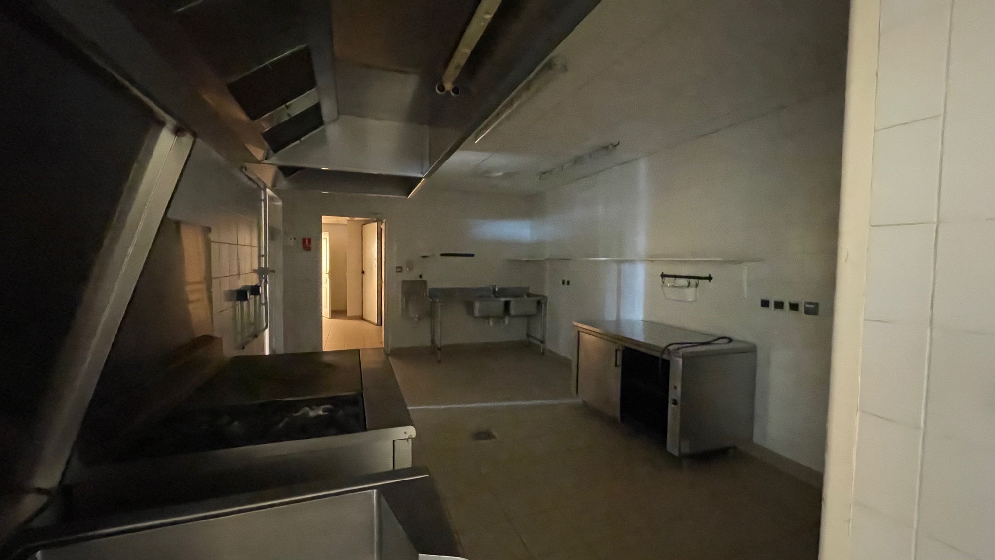 Ancien restaurant dans un bâtiment de 2006 dans le charmant village de Brignac aux portes de la Foret de Brocéliande.
Surface totale : 227m2
Salle : 100m2
Salle de café avec licence IV
Cuisine pro aménagée et équipée (chambre froide, lave vaisselle, piano etc...)
Loyer de 300 euros ht par mois la première année, à définir par la suite.
Fibre
DPE 
Chauffage au gaz