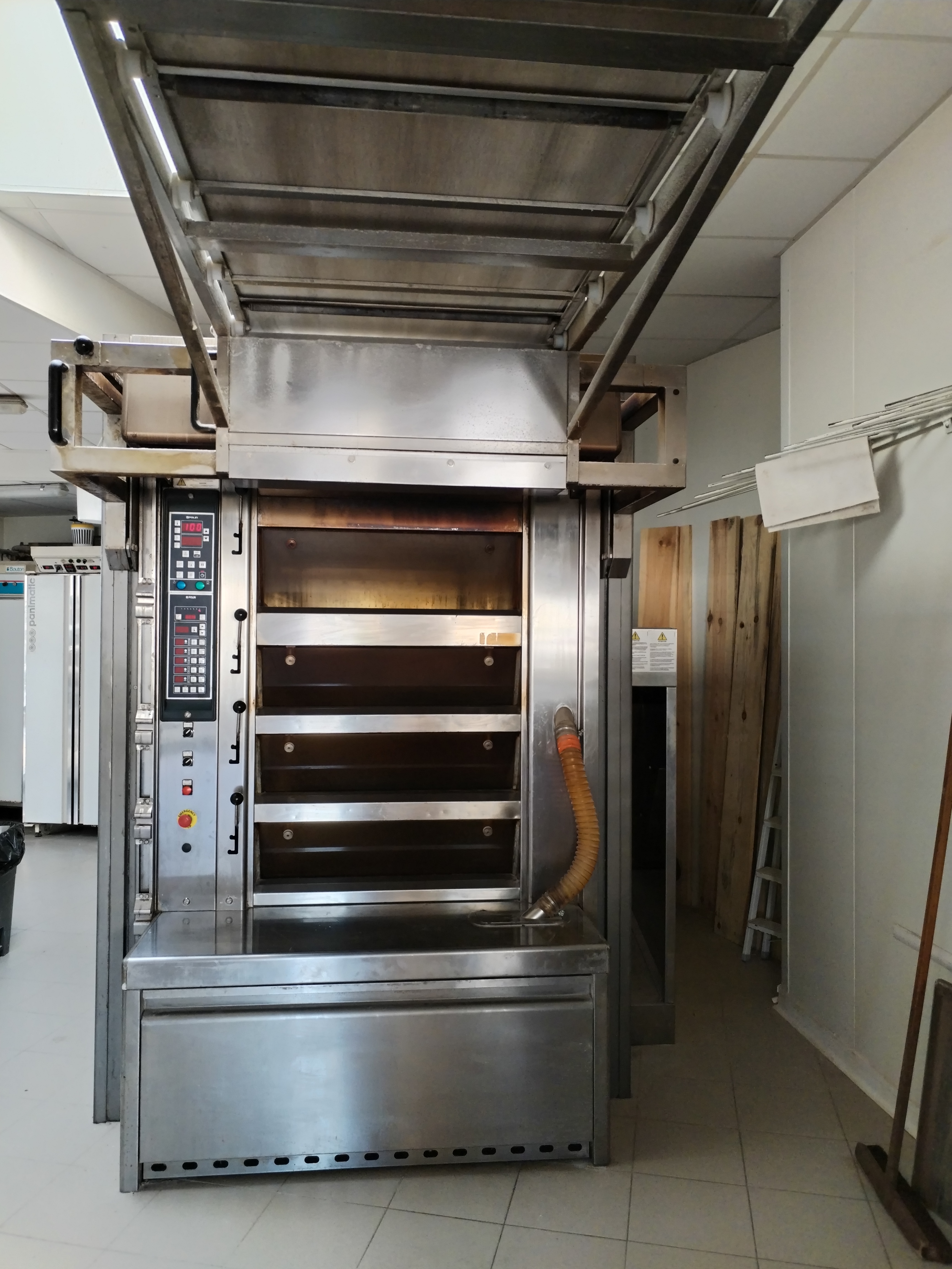 6 pièces - Maison

18 Grande Rue, 44520 Grand-Auverné, France
Jolie petite affaire à reprendre 
A vendre fonds de commerce Boulangerie Pâtisserie Épicerie situé dans le bourg d'un petit village avec logement de fonction avec 3 chambres.
Une partie épicerie ainsi qu'un point poste est rattaché à la boulangerie, essentiel au village , deux distributeurs à baguettes également.
La partie fournil est équipée en matériel récent, un four écologique, économique alimenté a pellet à bois ( donc pas impacté par la flambée des coûts de l'électricité compteur moins de 36 kwa)
Nous travaillons avec les commerces, la mairie, les écoles et associations....
École à 50 mètres...
Idéal pour un couple dynamique et commerçant.