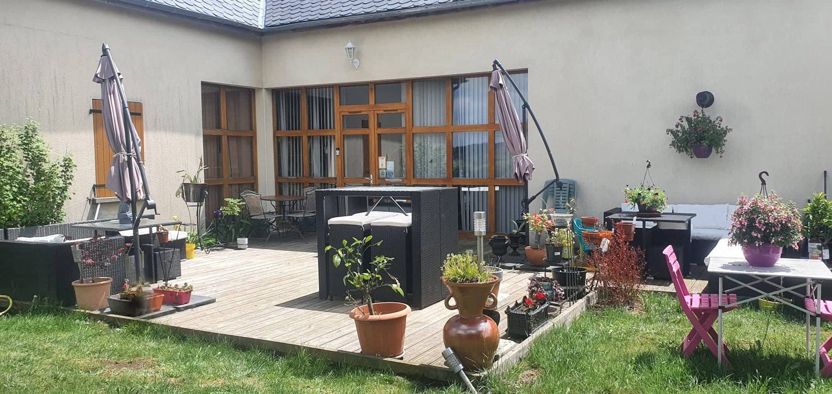 Superbe maison rénovée actuellement exploitée en gîte de groupe et appartements location aux saisonniers
Cette maison en L avec une vue incroyable sur Besse et le Sancy d'un côté et les monts du Forez de l'autre, au calme Elle  est idéalement située pour être  exploitée soit des chambres d'hôtes soit du gîte de groupe, mais aussi servir de maison familiale .
Elle se compose :
d'une entrée avec coin lavage 
d'une grande salle de vie de plus de 100m2 avec 2 tables en chêne massif, une partie cuisine aménagée et équipée, d'un espace détente avec billard, baby foot, coin lecture et jeux de société,  qui donne sur une grande terrasse. Cela permets de servir des petits déjeuners ou faire un barbecue.
Une partie qui avant appartement privée sert maintenant de salle de jeux enfants.
Deux chambres, salle d'eau et Wc complète ce palier
Au 1er vous trouverez des rangements pour le linge, et 5 chambres :  2 sont prévues pour 2 personnes et les 3 autres sont des chambres familiales ( lit jumeaux/bz  -  queen - king ). Enfin une partie autrefois servant de réserve est en cours d'aménagement pour faire un studio (arrivée d'eau/électricité/chauffage faites).
En rez-de-jardin, vous trouverez 2 appartements :
- un de 51m2 comprenant un coin cuisine/repas/salon, deux chambres, salle d'eau avec wc, coin lavage, une terrasse avec store et bbq
- un de 31m2 comprenant un coin cuisine/repas avec un bz, une chambre, salle d'eau avec wc, coin lavage, une terrasse avec store et bbq
Au sous-sol vous pourrez stationner sans problème 3 voitures. Un espace chaufferie
une pièce servant de stockage, une laverie.

Chaque partie est indépendantes : entrée pour chaque appartement et partie chambres d'hôtes
Chaque partie est équipée d'un compteur électrique et eau
Chauffage au Pellet général - Radiateurs avec thermostat
Poêle à pellet dans la salle de vie
Economiseur d'eau sur les douches et robinets
Isolation par le toit (laine de verre- flocage ) par le sous-sol (isolant de 10 cm) double vitrage - isolation par les murs ( liège compressé).

Fibre installée en 2023

Possibilité de faire une partie jardin ou autre 

Annonce sur différents sites (OT, Cybevasion, Abritel, Le Bon Coin,...)
Notée 4.9 sur sites 

Avantages de la maison :
- situé à 400m du centre de Besse
- dans un quartier calme (résidentiel)
- vue exceptionnelle
- rénovée et peut être exploitée immédiatement
- DPE  B et GES A
- possibilité de louer les 2 appartements indépendants et d'habiter le reste
- possibilité d'exploiter la partie restauration
- places de parking privées

Inconvénients :
- Doit être mis à son goût si besoin
- Ceux de la montagne

Acheteurs à qui elle peut correspondre : couple avec ou sans enfants, pour exploiter avec la partie restauration.
Pour les familles : garderies, écoles jusqu'à la 3eme
Médecins, Infirmières, Kiné, Ostéopathe, Pharmaciens, Opticien, supermarché, commerces, restaurants

  Nous vendons car étant en retraite ainsi que problèmes de sante, que la reprise par notre fils n'a pas pu se faire (cause accident).
Disponible de suite mais surtout pour la saison d'hiver.
Réservation en cours pour vacances Noël/Réveillon et Hiver

Autres photos et adresse sur demande

Visite sur demande après prise de renseignements
Curieux s'abstenir merci