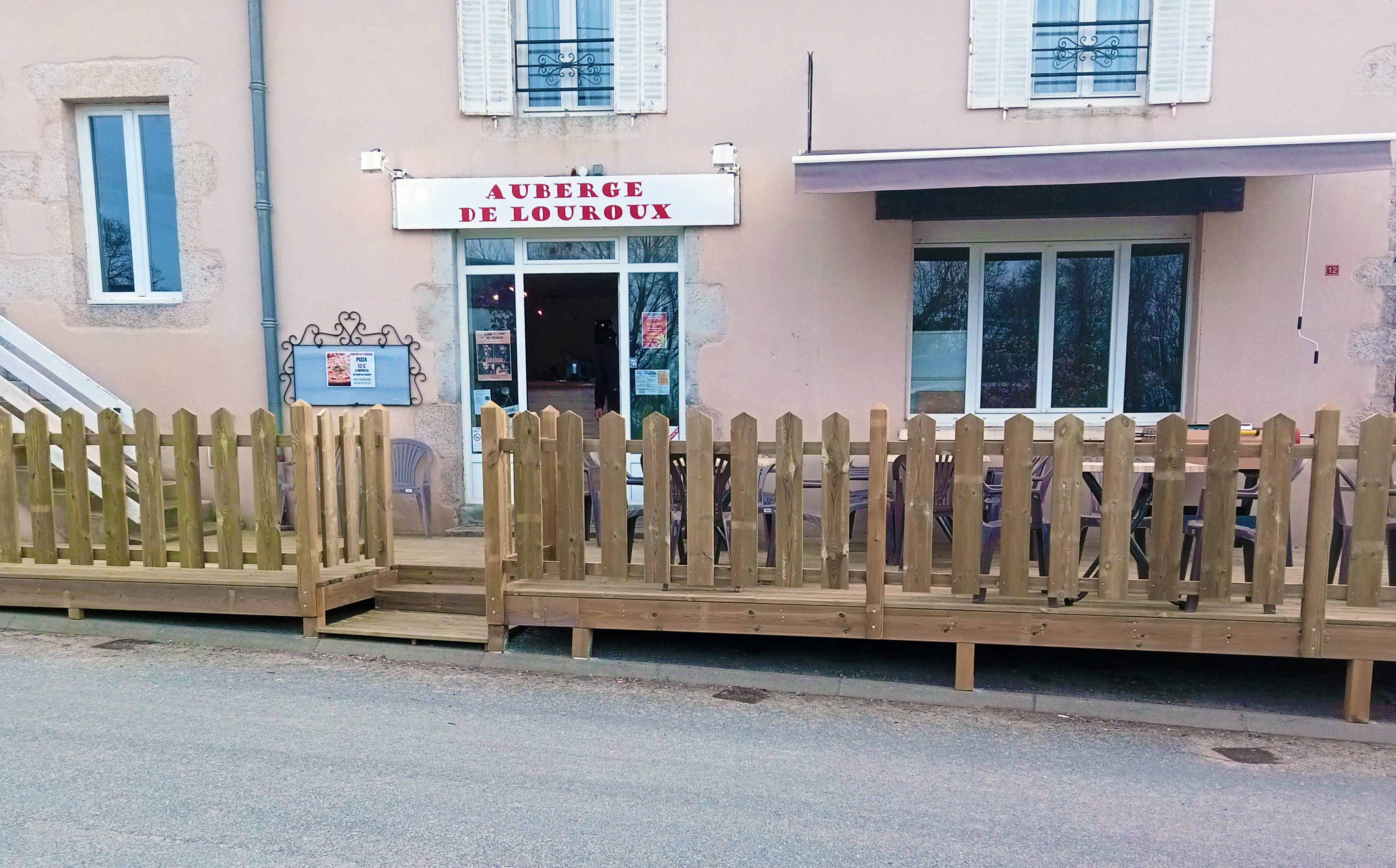 A céder cause retraite : 
Auberge restaurant gîte située à Louroux-de-Bouble face à la gare, proche de la forêt des Colettes et de la vallée de la Sioule avec possibilité de randonnée à pied, à vélo mais aussi de découverte des villages et des châteaux environnants.
Le gîte comprend 4 chambres et peut accueillir de 2 à 12 personnes, une cuisine/salle à manger équipée, deux salles de douche, un salon avec télévision, une terrasse couverte et une piscine.
Le restaurant rénové l’année dernière peut accueillir environ 40 personnes sur 2 salles et propose l’été une terrasse d’une quinzaine de couverts.
CA 2024 : 60 000€
Les murs et la plus grande partie du matériel appartiennent à la mairie.
Pour toute information concernant le loyer mensuel, merci de vous rapprocher de la mairie de Louroux-de-Bouble.
Rachat du fonds de commerce aux exploitants : 40 000€.
Pour plus de renseignements :
Catherine CANEY et Bertrand DUNOD
12 rue de le gare
03330 LOUROUX DE BOUBLE
06 08 92 86 84