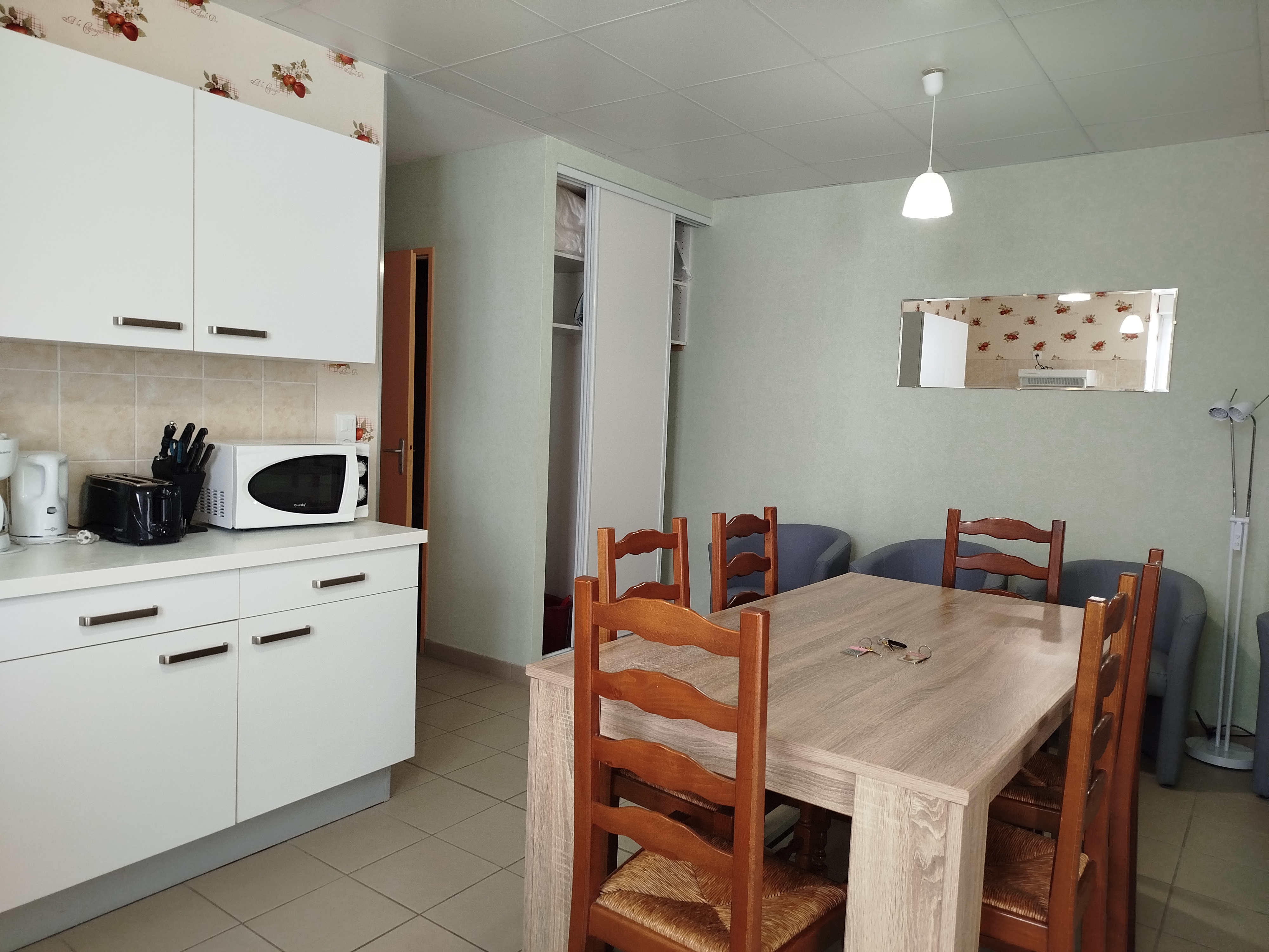 Ensemble de 20 gîtes classés 2 et 3* dans une station thermale, idéal pour une reprise immédiate. Toiture refaite, chaudière neuve 2026, parking privatif. Logements homologués 2025, matériel d’exploitation inclus. Aucun investissement à prévoir. CA 2025 : 84 K€. Vente murs + fonds pour départ à la retraite. Prix : 630 000 €. 
DPE en cours de réalisation 
Plus de renseignements et photos sur demande.