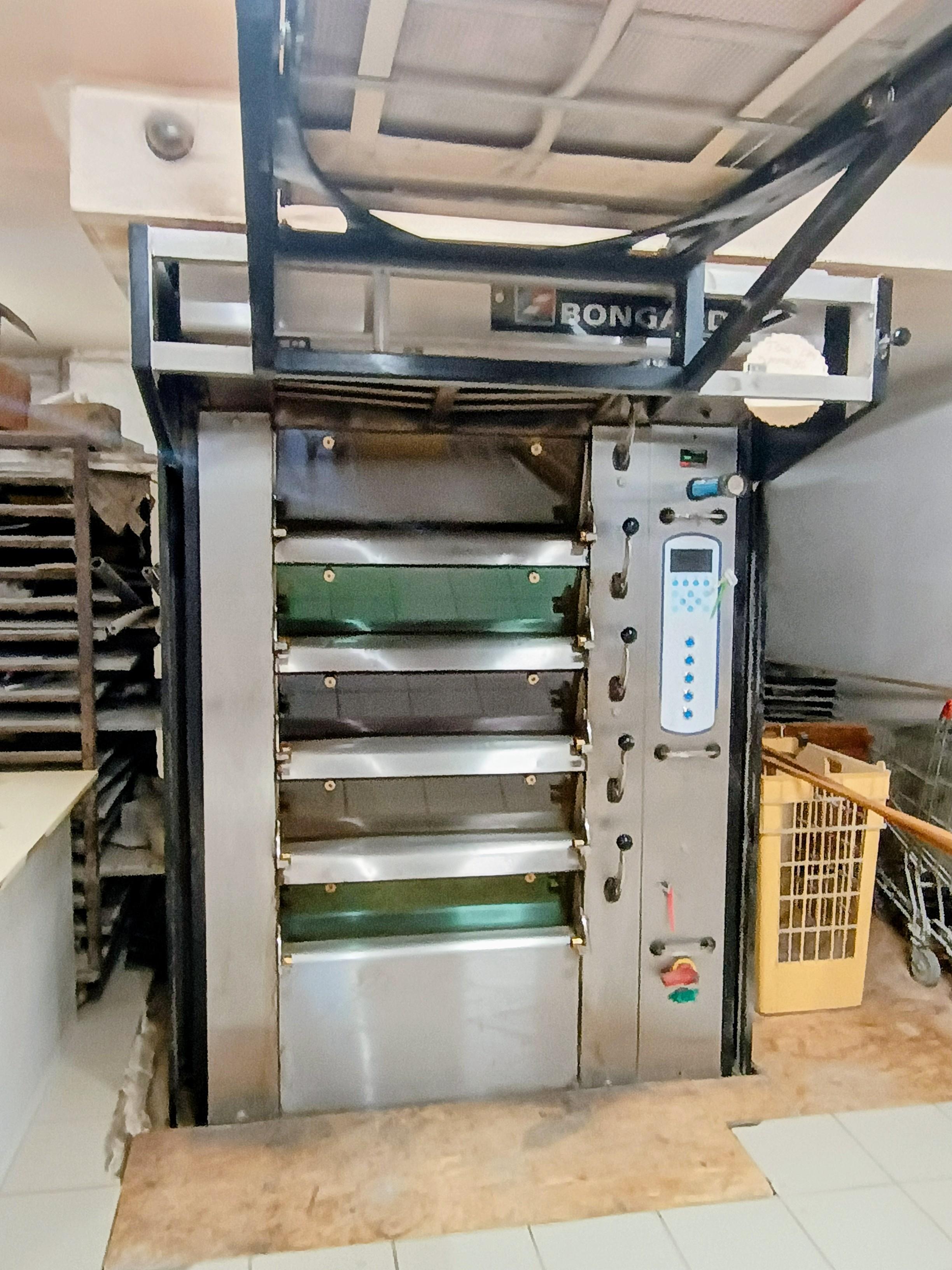 Opportunité rare en milieu rural dynamique

Situé au cœur du village de Trentels, ce commerce multi‑services bénéficie d’une excellente visibilité et d’une clientèle locale fidèle et régulière.

L’activité principale de boulangerie, pâtisserie et viennoiserie est complétée par de nombreux services de proximité :épicerie, tabac, presse, gaz, relais Poste, assurant un flux constant de clientèle et une forte attractivité.

Les atouts du commerce :

Fournil et laboratoire de plus de 100 m², spacieux, fonctionnels et entièrement équipés (matériel en bon état).

Magasin d’environ 50 m², aménagé et équipé pour l’ensemble des activités.

Personnel en place, sérieux, compétent et impliqué, facilitant la reprise.

Locaux professionnels + logement attenant, un véritable confort pour l’exploitant.

Données économiques :

Chiffre d’affaires en progression continue depuis plus de 3 ans

👉 CA moyen : environ 350 000 €

Résultat net annuel moyen : environ 45 000 €

Fort potentiel de développement (amplitudes horaires, diversification, snacking, services complémentaires…)

Motivation de la cession :

Les gérants, proches de la retraite, souhaitent transmettre leur commerce à un repreneur désireux de poursuivre la dynamique économique et sociale du village, avec toutes les clés pour réussir.

Conditions :

Prix du fonds de commerce (hors stock et tabac) : 250 000 €

Accompagnement possible pour le montage du dossier de reprise par un conseiller de la Chambre de Métiers et de l’Artisanat du Lot‑et‑Garonne