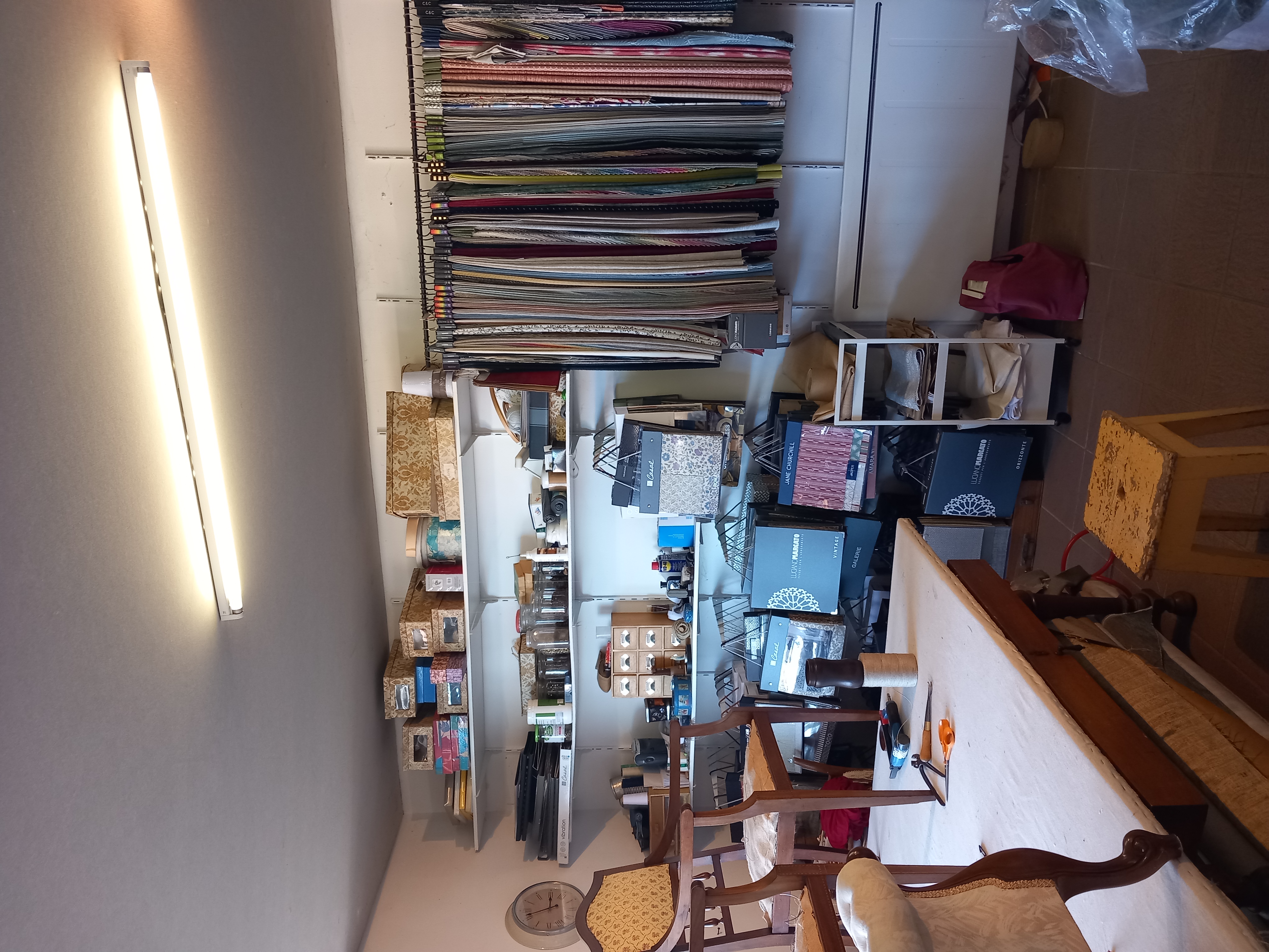 Fond de Commerce de tapissier décorateur et brocante, installé à la même adresse depuis 30 ans dans la jolie petit ville de gourdon dans le lot où il y fait bon vivre. 
Boutique de 50 m2 avec deux belles vitrines,  places de parking devant les vitrines et un grand parking à  20 m, très pratique pour y charger ou décharger les fauteuils ou autres objets.