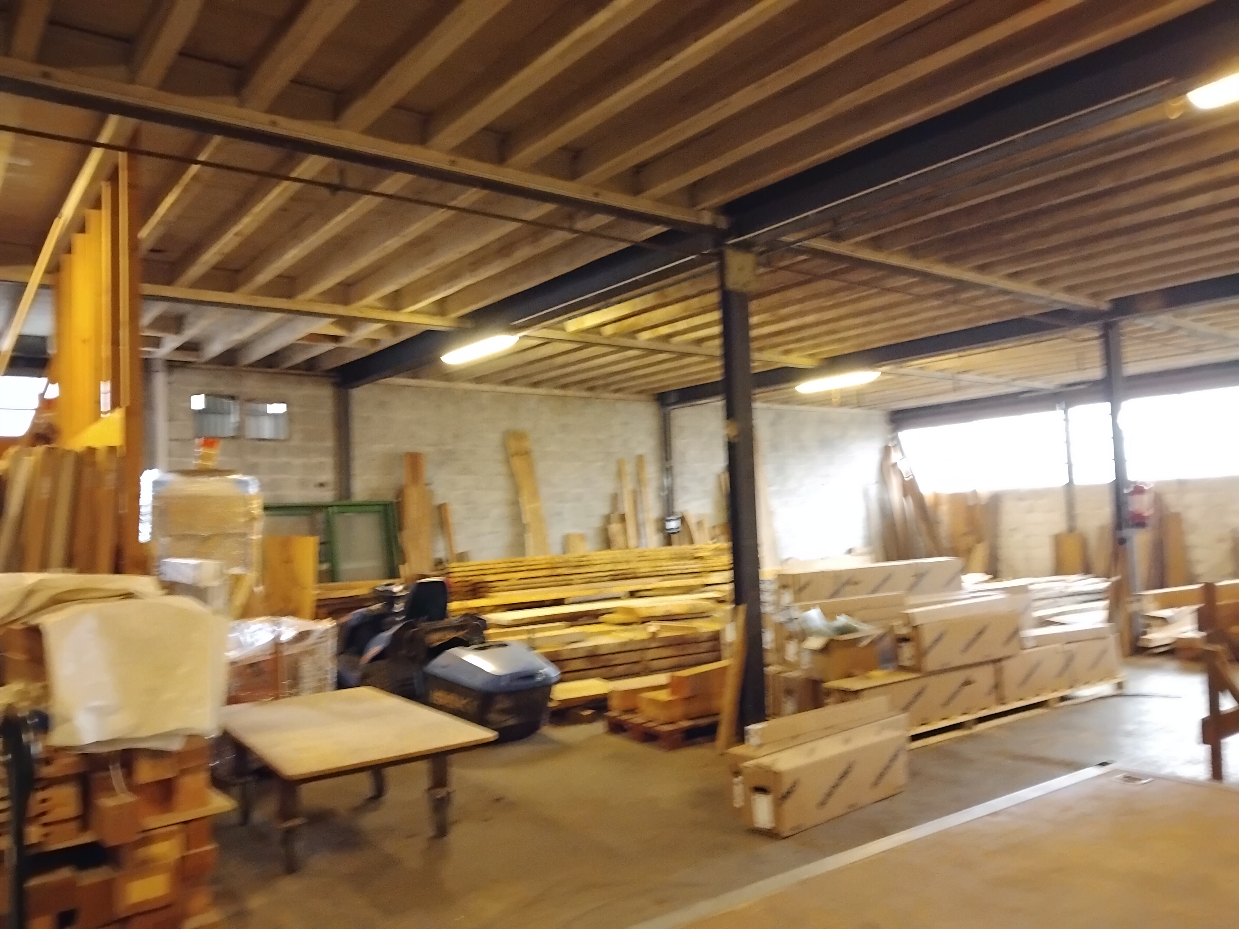 Devenez chef d’entreprise dans un secteur dynamique et porteur !
Située au cœur du pôle industriel de Boussac, à proximité de l’agglomération de Montluçon, cette menuiserie artisanale, ancrée dans son territoire depuis de nombreuses années, est à reprendre en vu du départ en retraite de son gérant actuel. Bénéficiez d’une activité florissante avec une clientèle fidèle et locale, dans un environnement professionnel agréable et bien équipé.

Atouts majeurs :
✅ Notoriété et compétences techniques reconnues
✅ Chiffre d’affaires solide et stable (965 500 € en 2025 pour 6 salariés)
✅ Clientèle fidèle et locale, dans un rayon de 25 km
✅ Possibilité d’accompagnement par le cédant et de garder l’équipe en place

Activité :
🔨 Pose de menuiseries intérieures et extérieures (bois, alu, PVC) : portes de garage, clôtures, volets, placards

👥 Fournisseurs locaux et nationaux, clientèle dans un rayon de 25 km
Local et équipements :
📍 Superficie totale de 1 650 m² : atelier de fabrication de 250 m², bureaux, espace accueil clientèle, stockage de 690 m² et 650 m² au-dessus
🔧 Matériel complet : tenonneuse, toupies, mortaisseuse à chaîne, dégauchisseuse, roboteuse, scie à format, corroyeuse, chariot élévateur, etc.
🚗 Véhicules inclus : 3 camions boxer, 1 manitou, 1 voiture utilitaire et 1 remorque

📈 Fabrication sur mesure selon les demandes clients
💼 Chiffre d’affaires 2025 : 965 500 €

Informations pratiques :
💰 Prix de vente du fonds : 400 000 € hors trésorerie (matériel et véhicules compris)
🔄 Possibilité de louer ou d’acheter les murs
Contact :
Monsieur et Madame CHAGNON
4, Impasse des Trônes – 23600 BOUSSAC
📞 05 55 65 16 00
📧 entreprise.chagnon@orange.fr

Pour plus d’informations :
Syndicat et Creuse : 05 55 82 79 17 – s.ledieu@estcreuse.fr

Reprenez une entreprise clé en main et lancez-vous dans une aventure entrepreneuriale prometteuse !