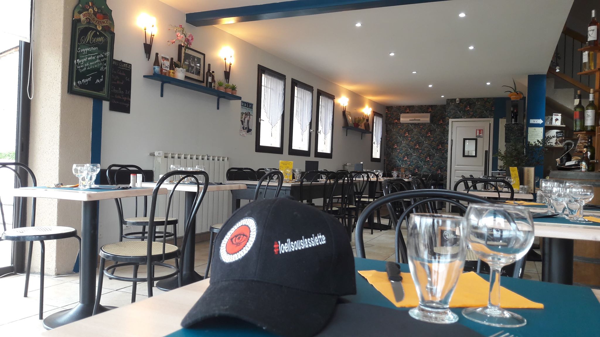 Sud OuestAveyron- Proche villefranche de Rgue- Vends cause retraite Restaurant bar licence4- Idéalement bien situé dans petit village sur axe routier important (1000  veh /j)- 
Affaire rentable
Salle restaurant 70 couv +50 en terrasse d'été-
Grande cuisine aménagée-Ouvert le midi en semaine + midi et soir vend et samedi-Férmé le dimanche- Concert toute l'année-
Peu etre largement developpé par couple de metier-
Prix 50000 €+ 600€ de loyer